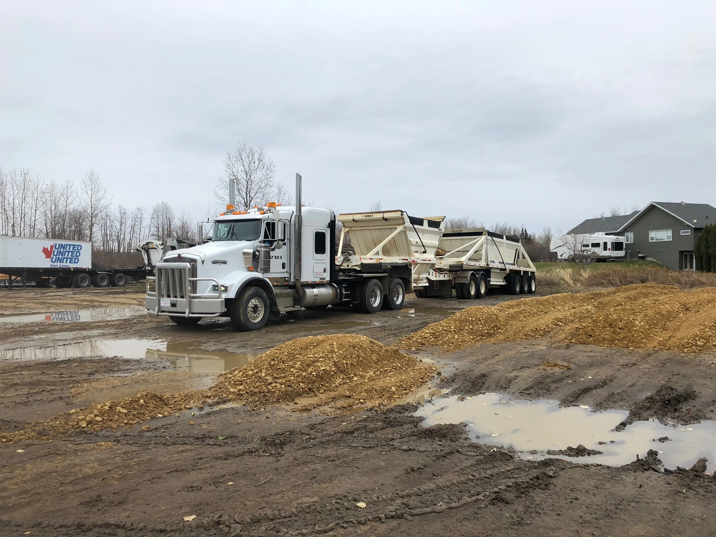 Tridem Walking Floor truck delivering bulk sawdust by Willowhill Holdings Inc.
