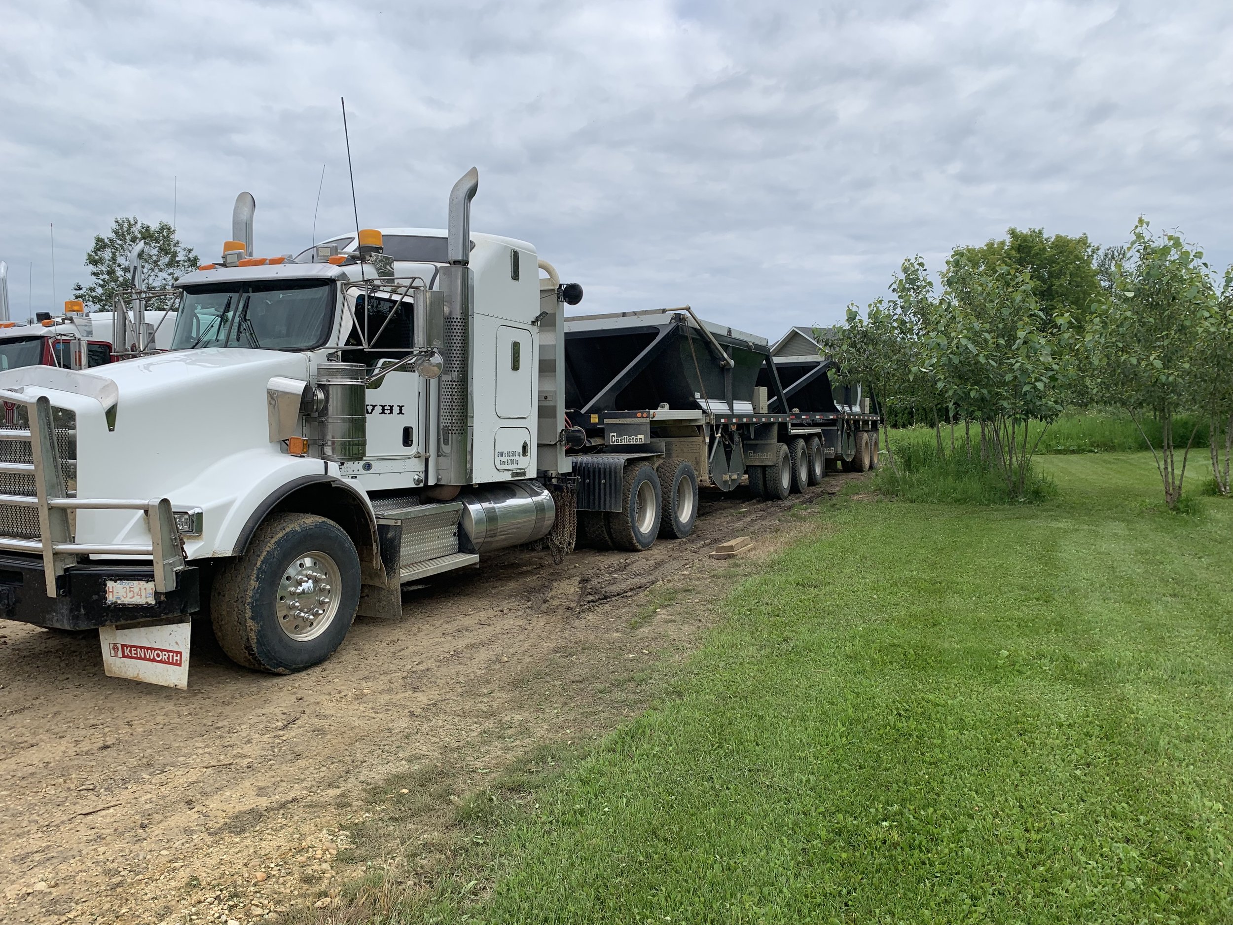 Tridem Walking Floor truck delivering bulk sawdust by Willowhill Holdings Inc.