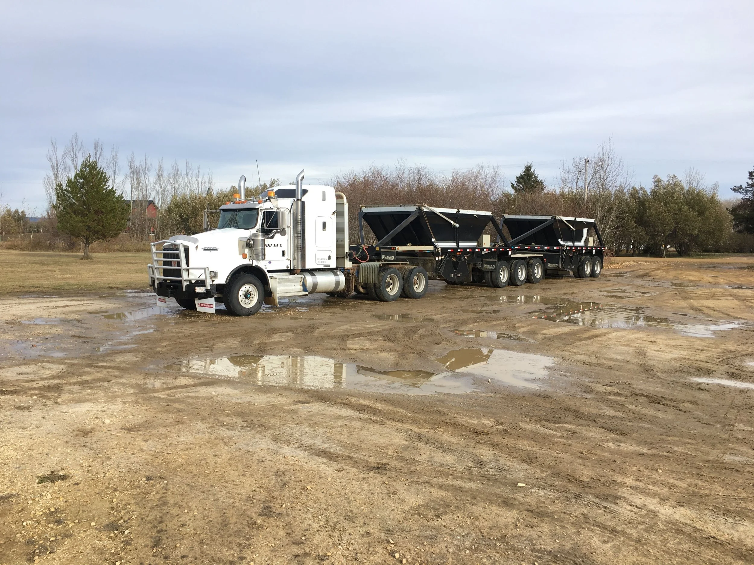 Tridem Walking Floor truck delivering bulk sawdust by Willowhill Holdings Inc.