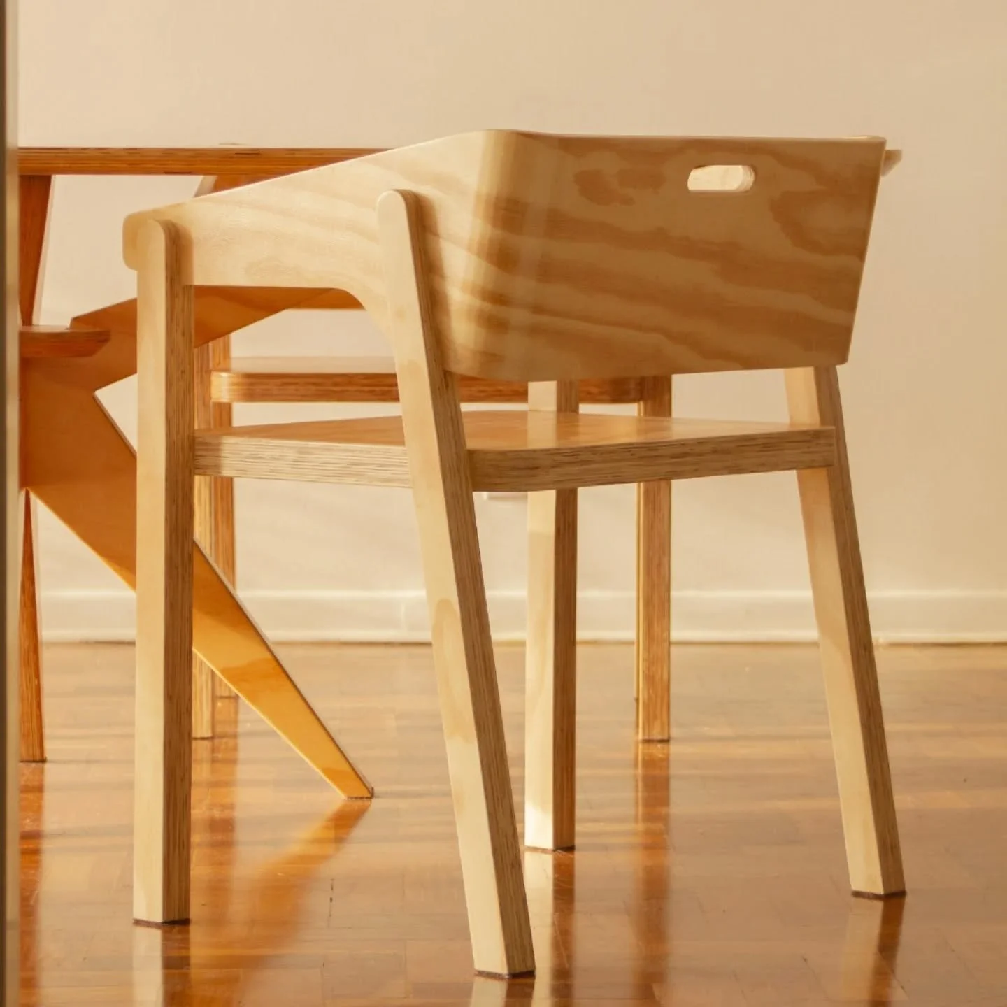 Cadeira UB&Aacute; &ndash; 2024

Projetada para maximizar o uso dos materiais, a cadeira UB&Aacute; combina ergonomia, funcionalidade e resist&ecirc;ncia em um &uacute;nico conceito.
Seu nome surgiu a partir de uma encomenda feita por um cliente para