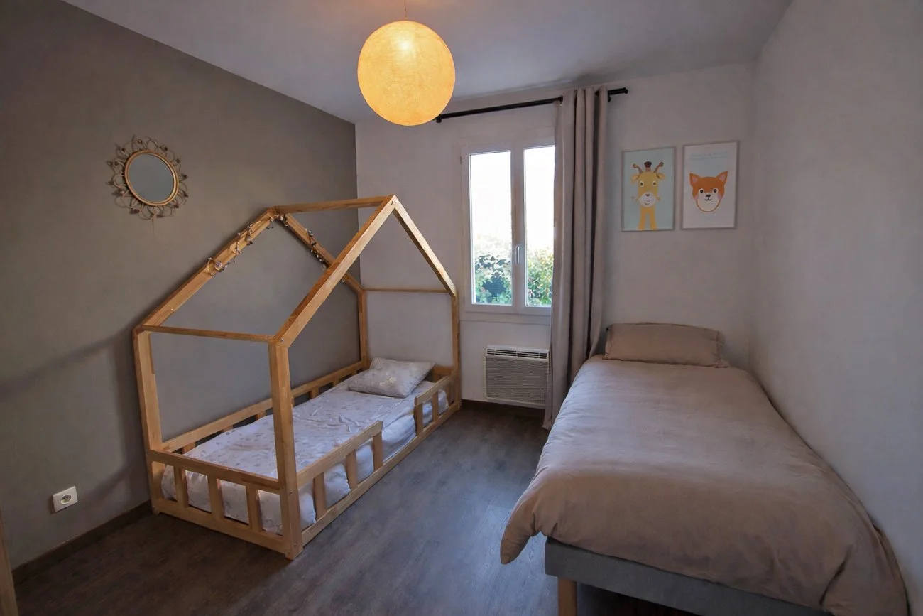 troisième chambre avec deux lits simples 90 cm