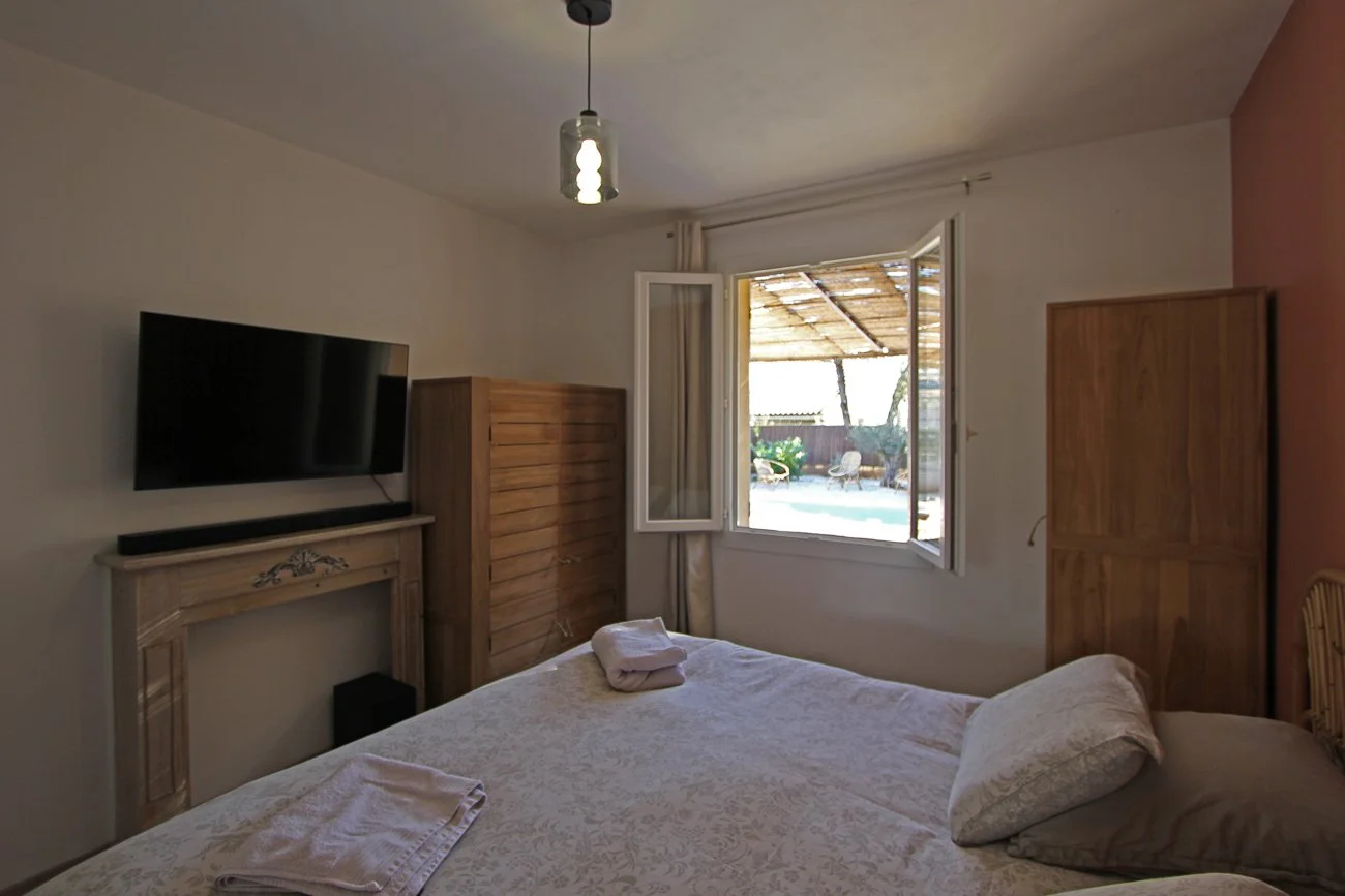 chambre principale avec lit double 180 cm, équipée d’une télévision et d’une barre de son