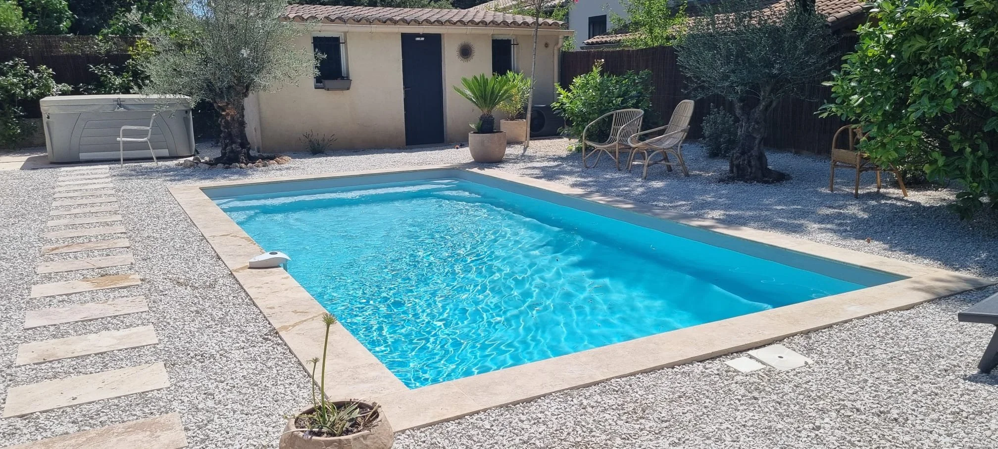 Jardin avec Piscine et Oliviers