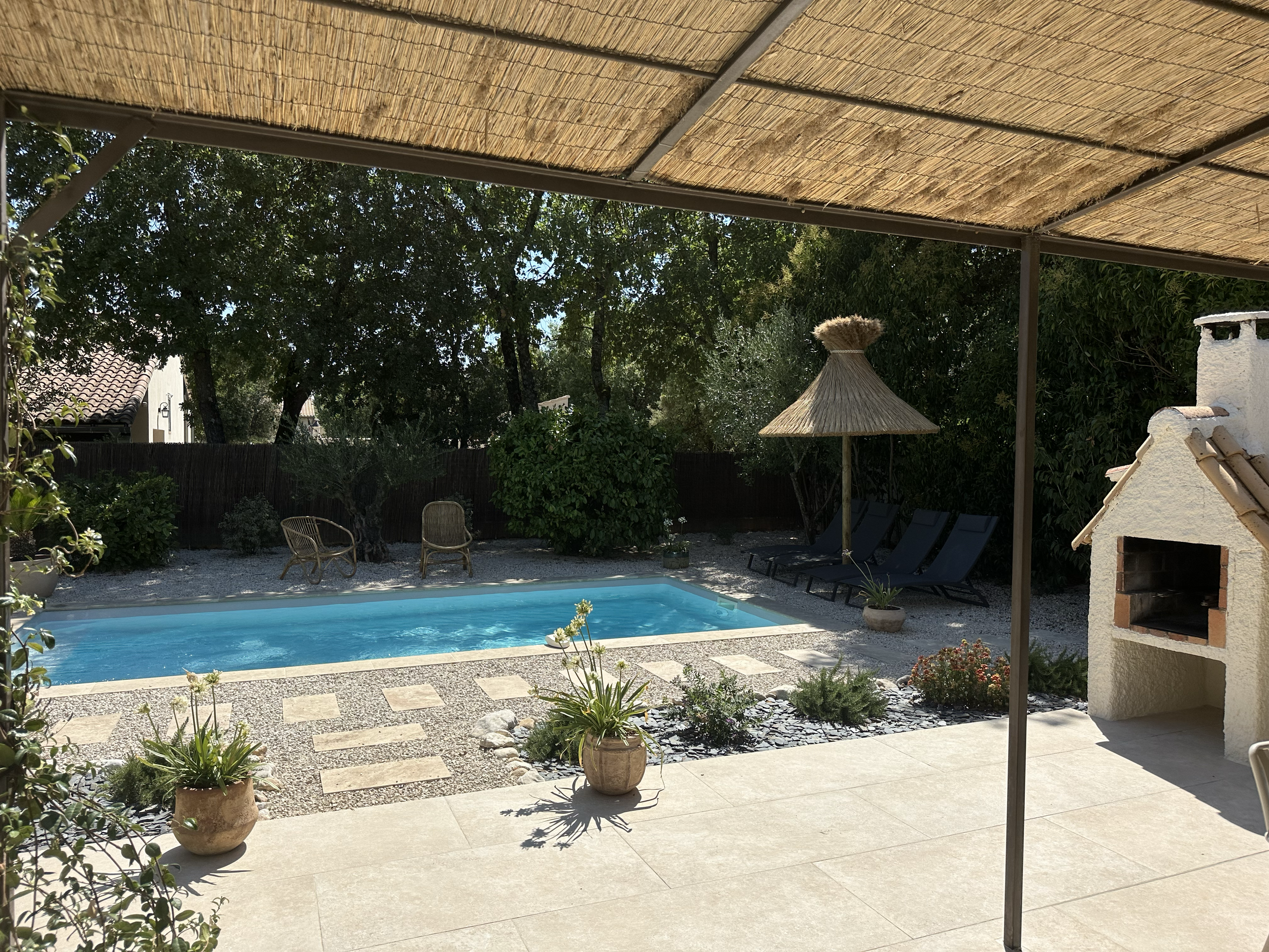 La douceur de vivre en Provence, entre terrasse et piscine.
