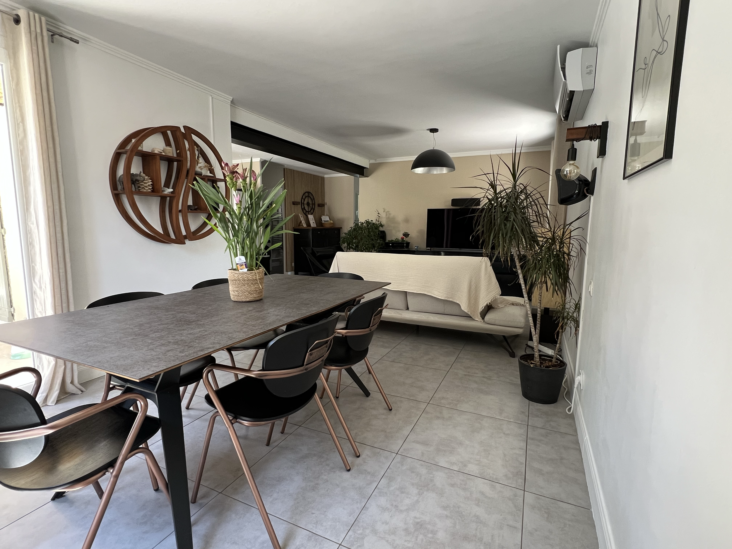 Salle à manger tendance, lumineuse, aux teintes modernes, ouverte sur la terrasse ensoleillée