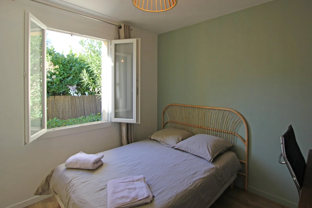 Chambre avec lit double de 140