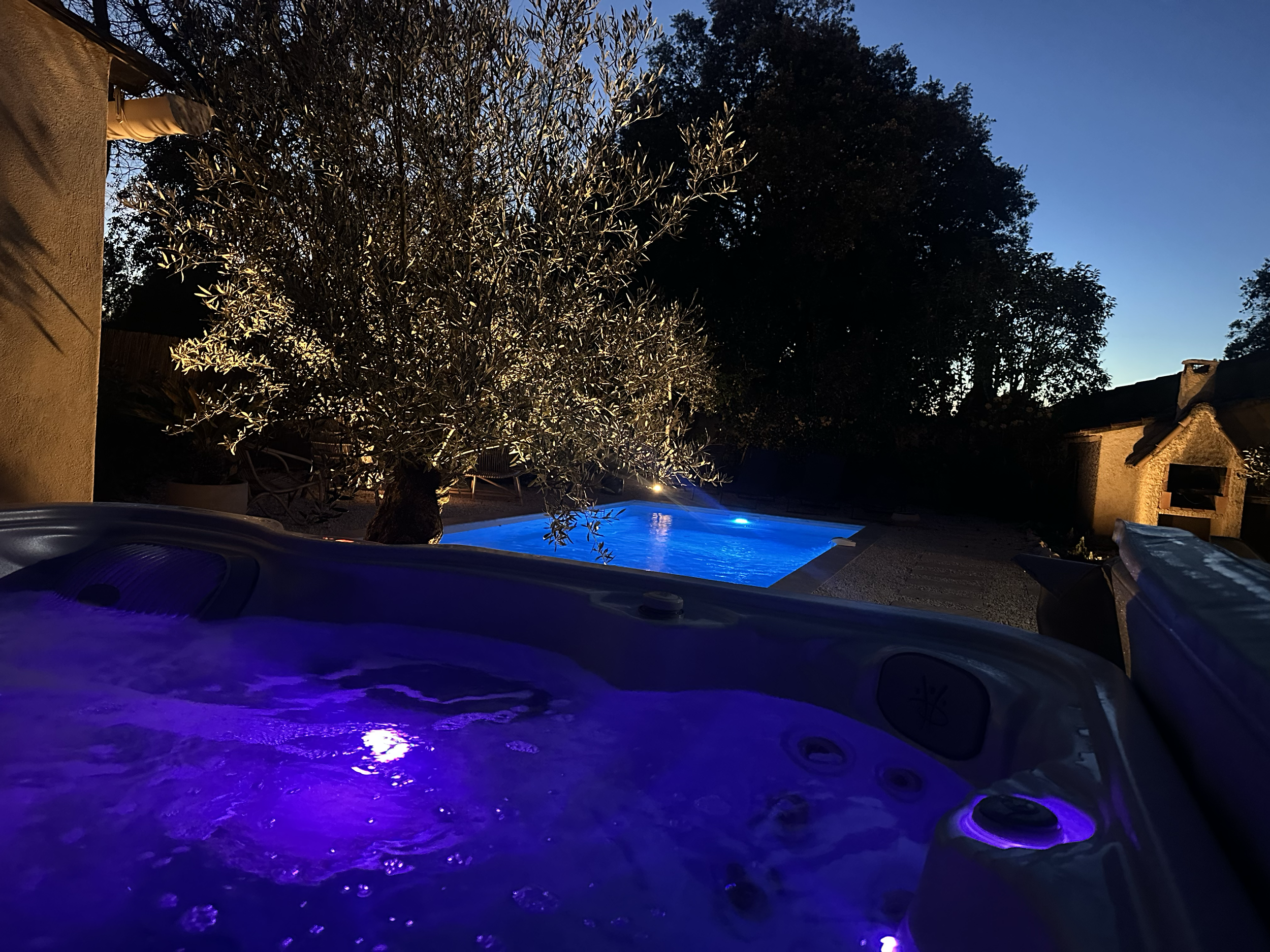 Spa et piscine illuminé de nuit à la Villa Maria Vaucluse