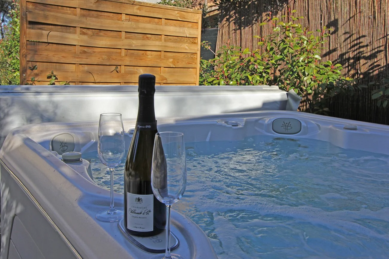 Vue sur le spa et une bouteille de champagne avec deux coupes