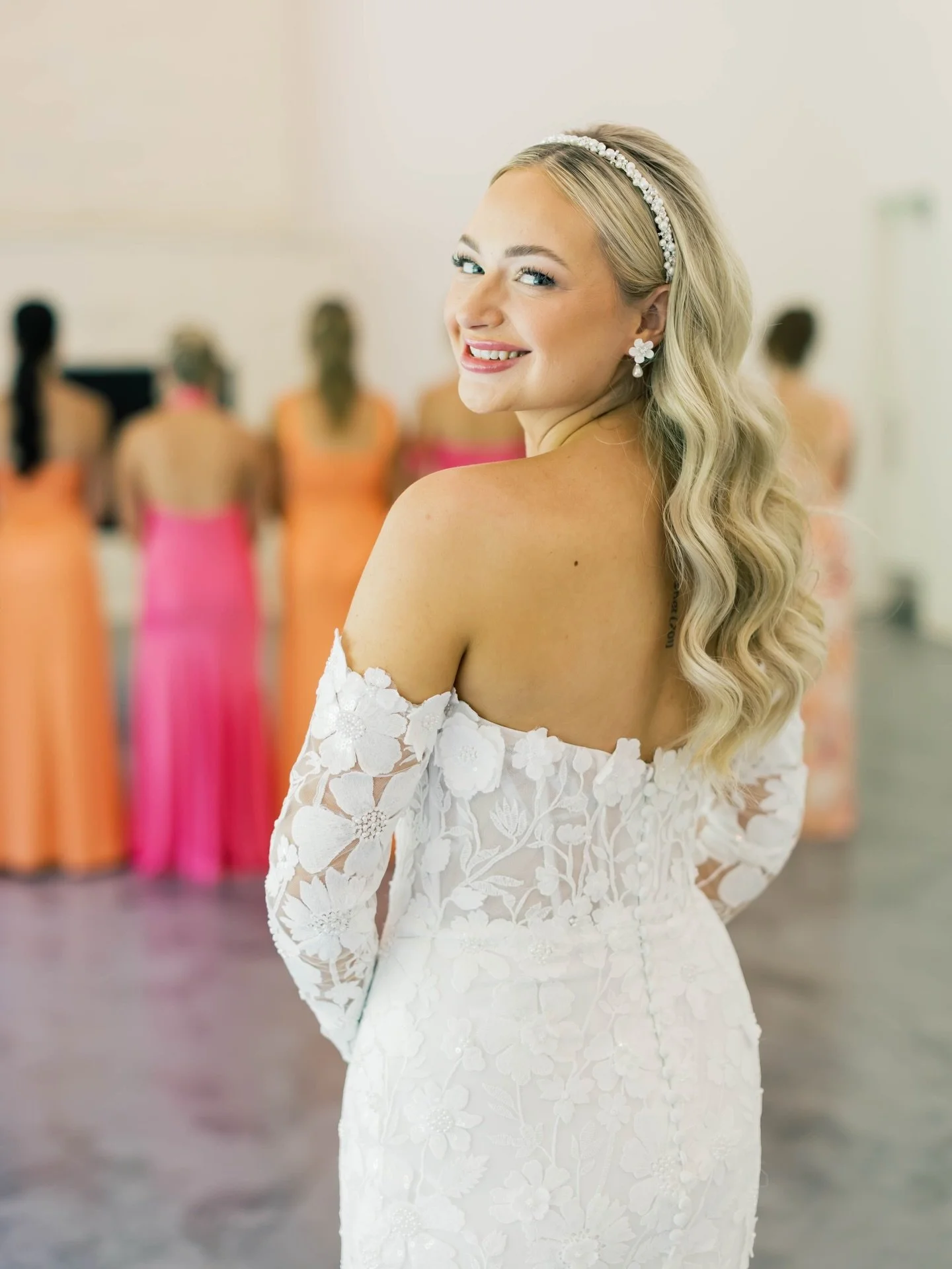 On Wednesdays, we wear pink 🎀 
Color-forward. Joy-filled. Effortlessly chic.

A wedding that redefined modern luxury through self-expression, their love of Jesus and most importantly.. each other. #jessesgirl 

📸 @maryajuliann 
⛪️ @woodsandcoweddin