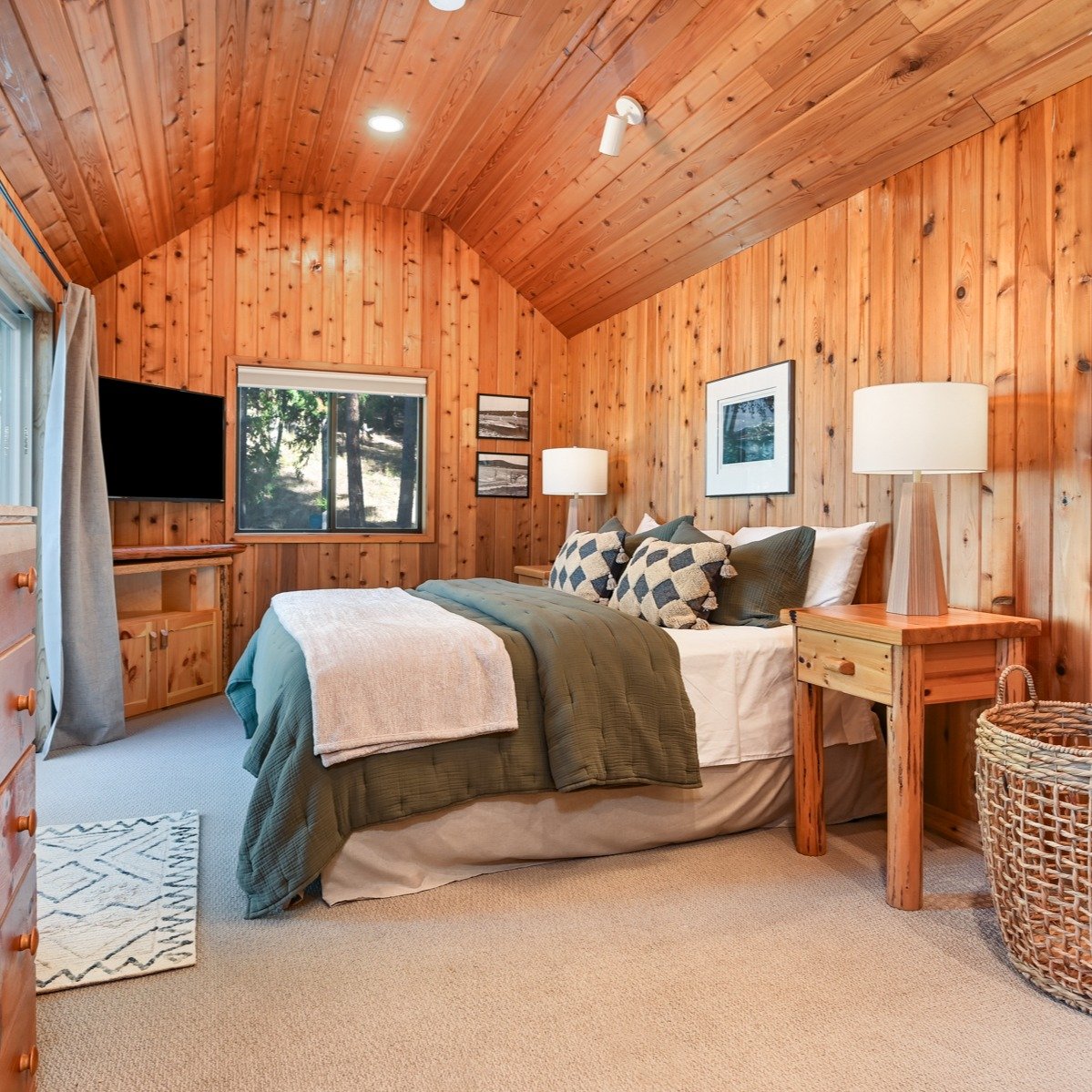 King Bedroom &ndash; Main House
Wake up to breathtaking lake views in this spacious King bedroom, where comfort meets nature. Step through the sliding glass door onto the main deck, just a few steps from the sandy beach and crystal-clear waters of Pr