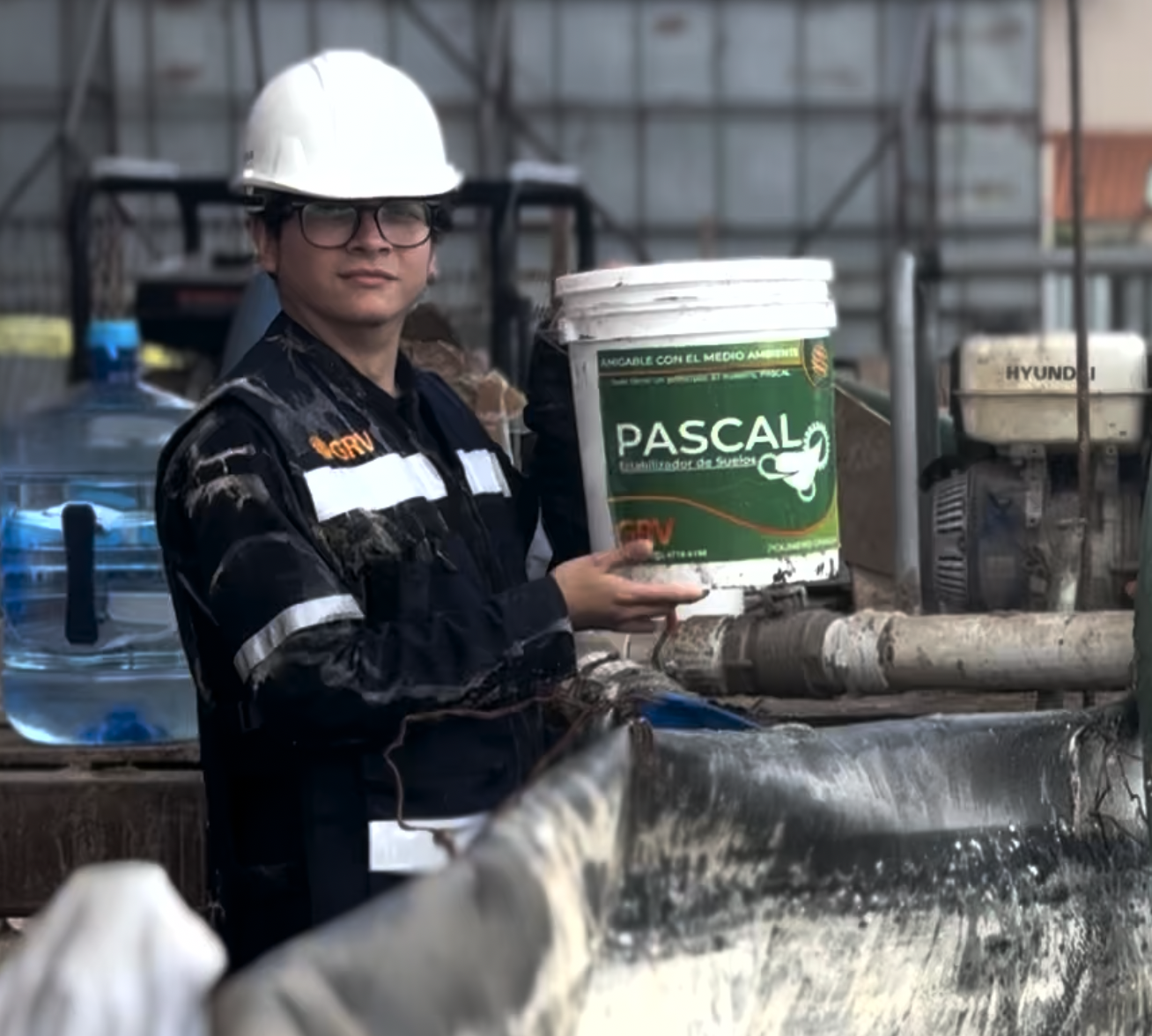 Ingeniero capacitado dosificando lodos poliméricos a una perforacion