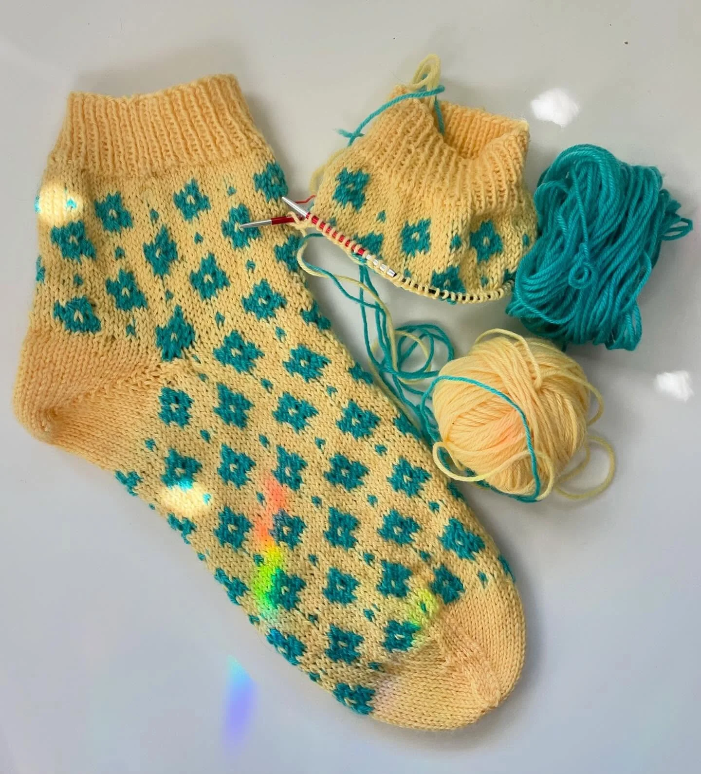 💛🩵💛 I love this color combo 💛🩵💛
.
.
.
.
#knitting #knitting #knitsock #knitsocks #handknit #handknitsock #handknitsocks #slowfashion #handmade #colorworkknitting #colorworksocks
