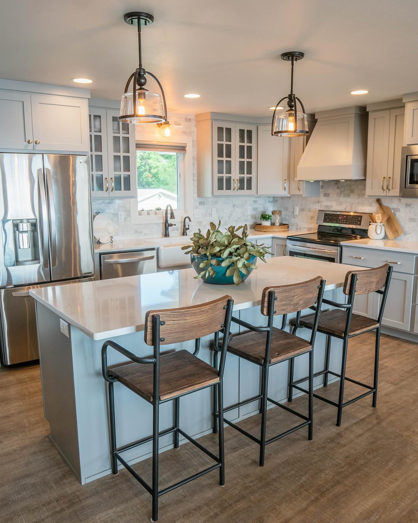 This kitchen is a perfect balance of soft contrast, with subtle hints of blue hues and a beautiful marble backsplash for a timeless look.

#interiordesign #kitchendesign #kitchenremodel #customcabinetry #karvonendesignstudio #tiledesign
