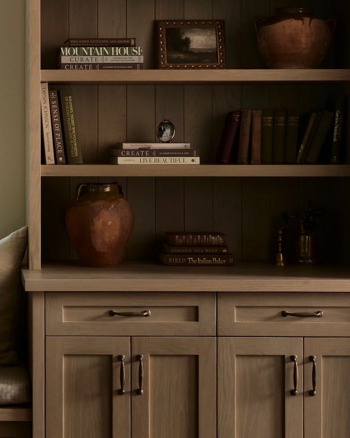 Details from the Jack Pine living room ft. a custom shelving unit crafted for elegant and seamlessly integrated storage.⁠
⁠
#pridekitchenandbath #pridekb #custommillworker ⁠
⁠
Pride Kitchen and Bath | Muskoka Cabinetry Design | Muskoka Kitchen and Ba