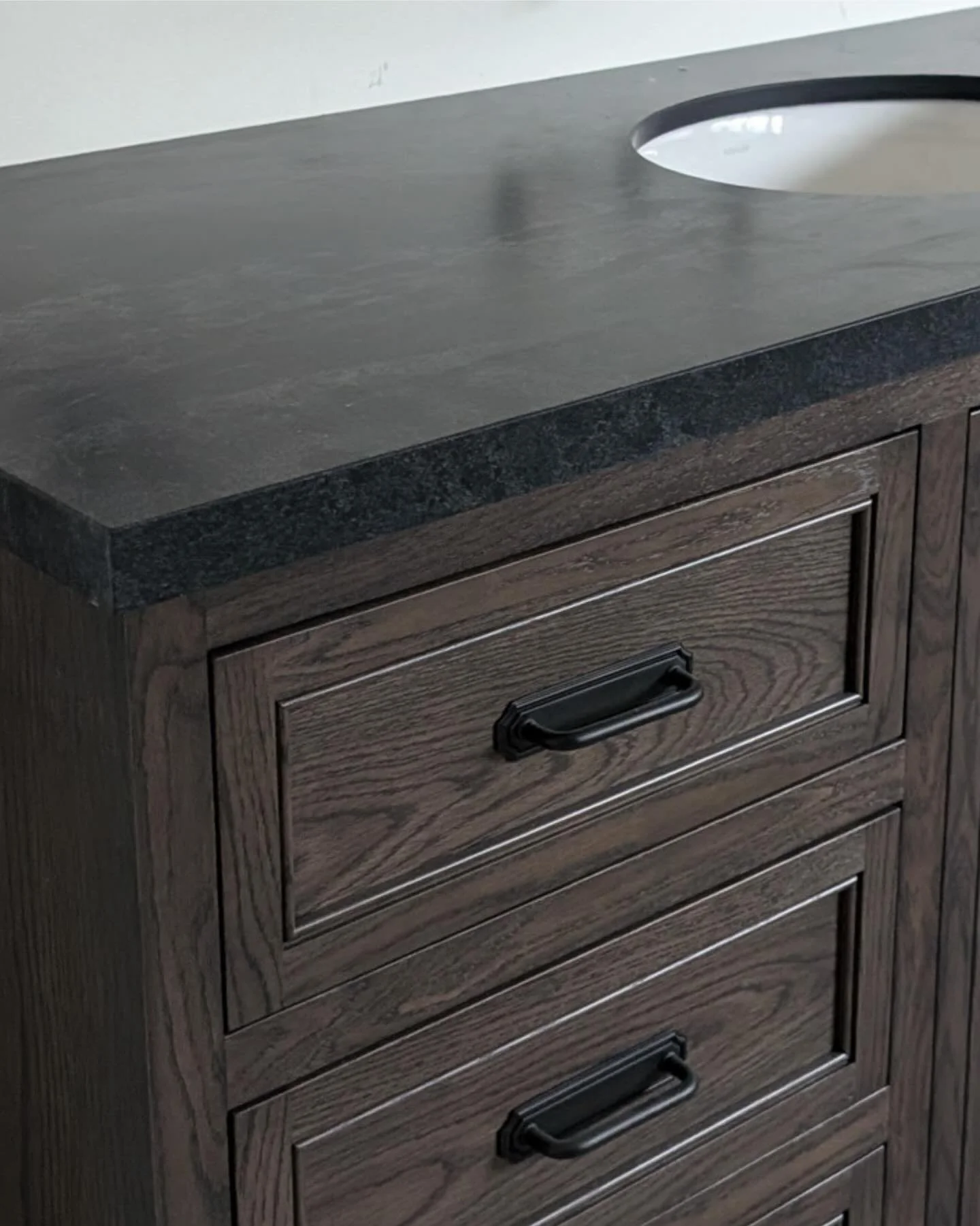 Join us for a recap of install day at Midnight Manor.⁠
⁠
This project was all about deep, rich finishes and materials as well as purposefully placed details. ⁠
⁠
Stay tuned for the final reveal coming soon. ⁠
⁠
Millwork: @pride_kitchen_bath⁠
Design: 
