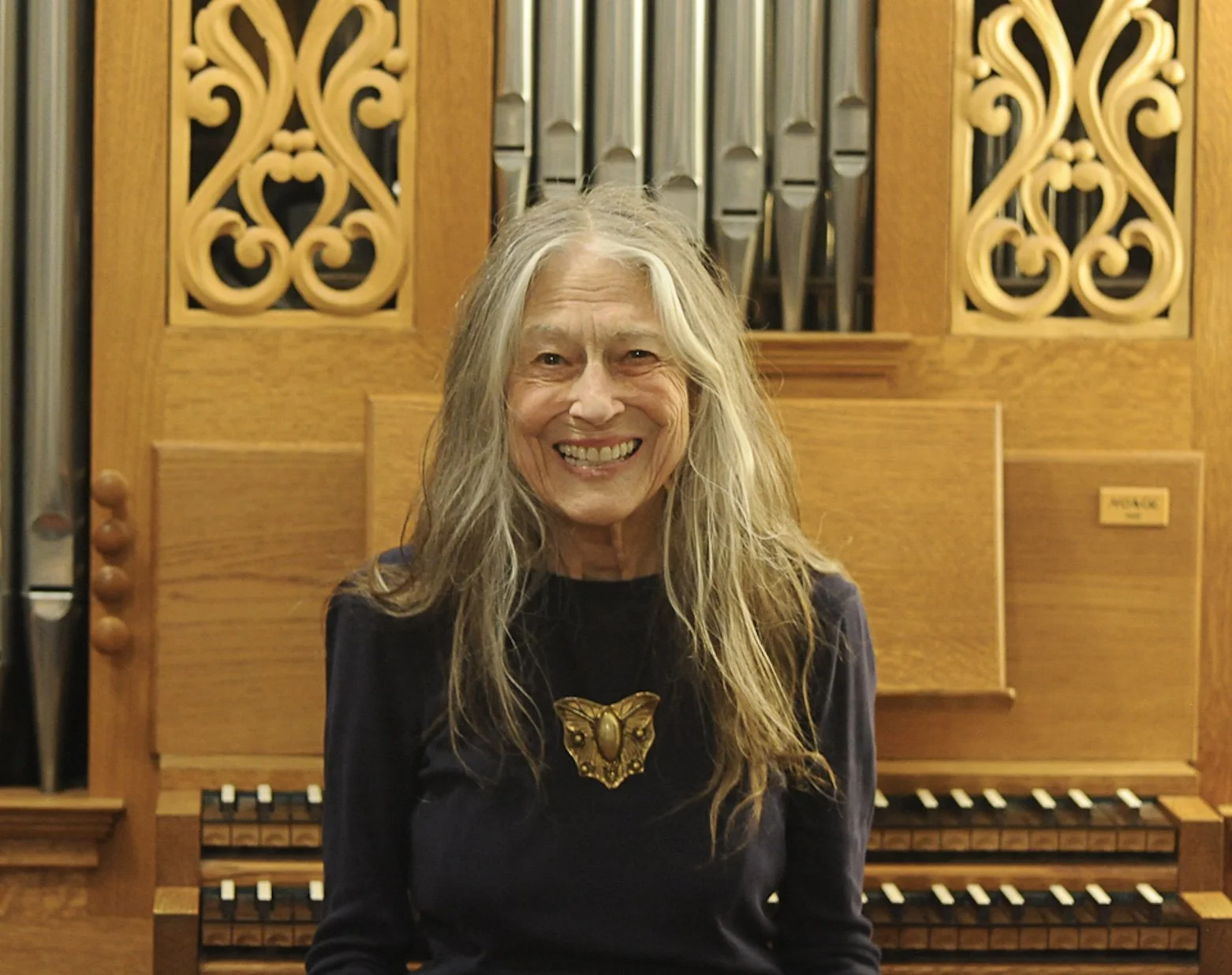 User profile icon with a gray silhouette on a red background, surrounded by a black circle.
