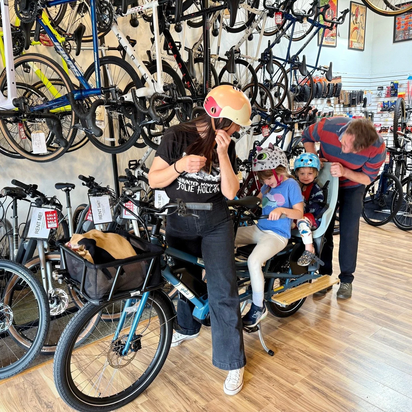 There is nothing more satisfying than getting a family set up to ditch the car! The Yuba Spicy Curry is our favorite Family Utility Vehicle!