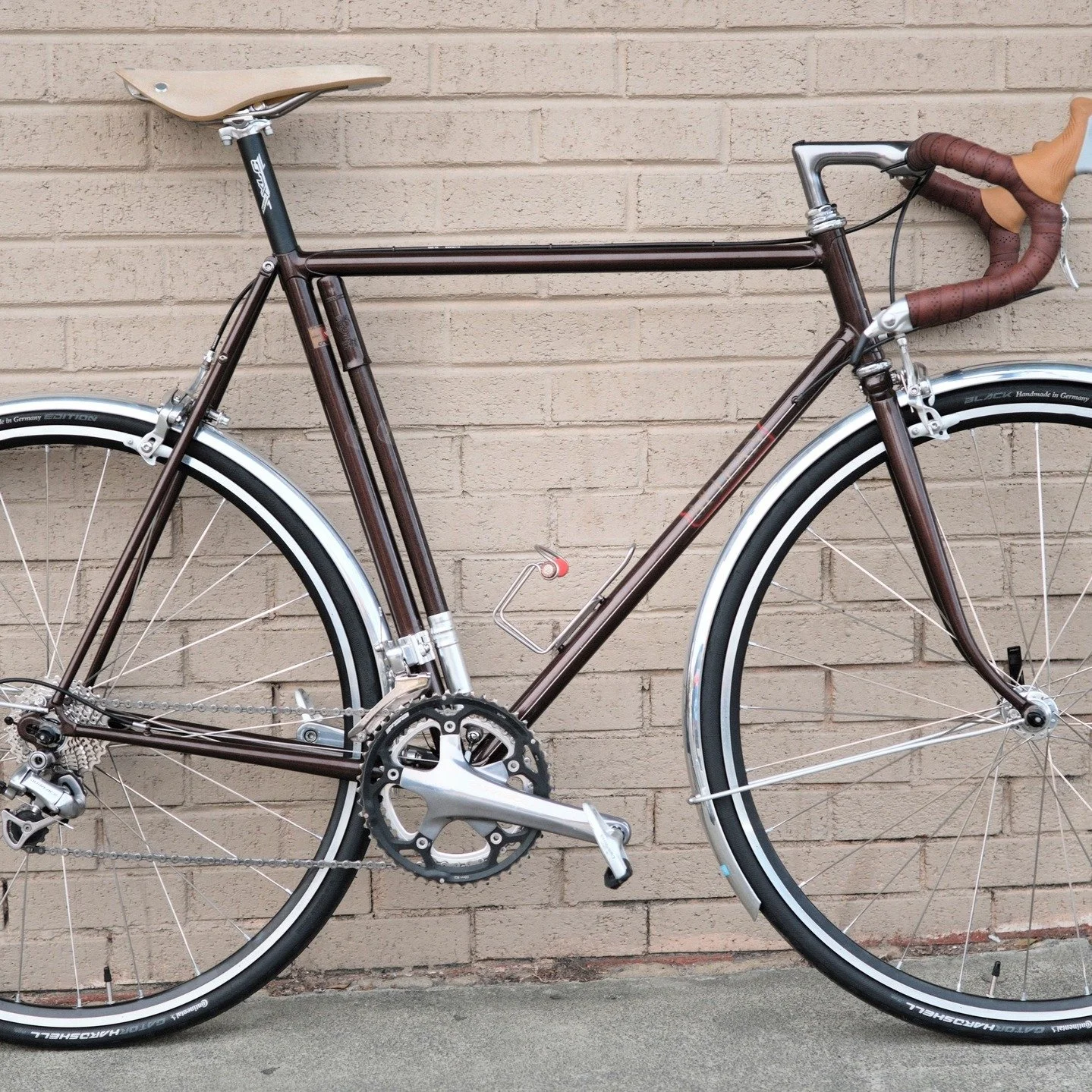 What an absolute privilege to work on this McLean Fonvielle frame. 

Originally from Wilmington, NC, Fonvielle studied visual arts in Winston Salem before heading to England to learn frame building. 

Upon returning to NC, Fonvielle handcrafted stunn