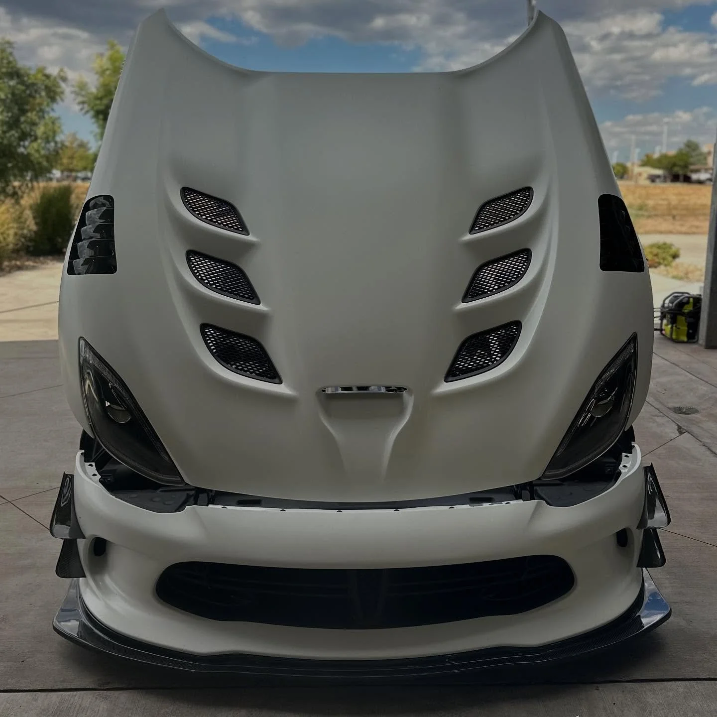 Next project is in&hellip; 🏎️💨 Here&rsquo;s the plan ⬇️ 

- PPF film coating
- Wheels off polish and coating (including calipers)
- Engine detail, polishing all carbon fiber parts and ceramic coating 
- Installing new carbon fiber hood vents 
- Gla