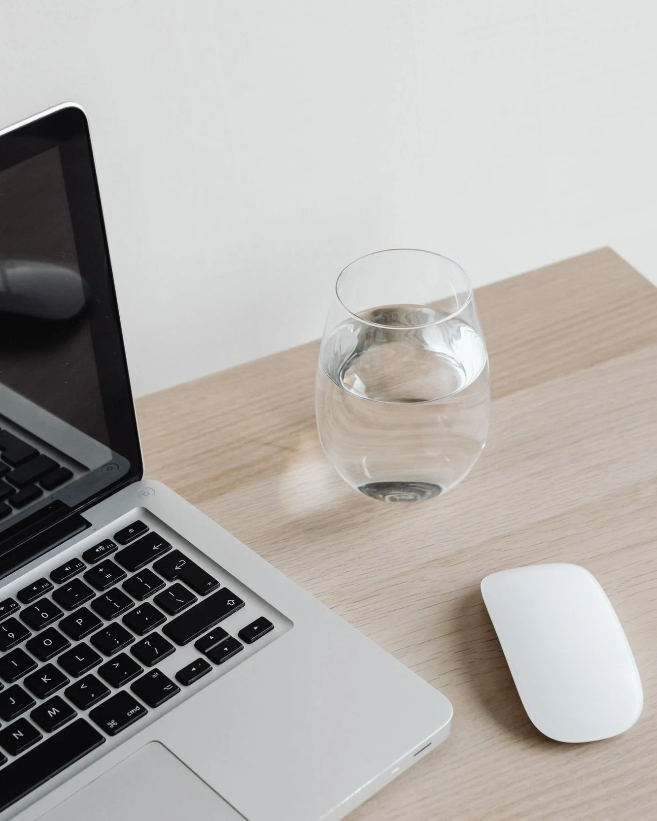 kaboompics_laptop-computer-keyboard-magic-mouse-glass-of-water-25540.jpg
