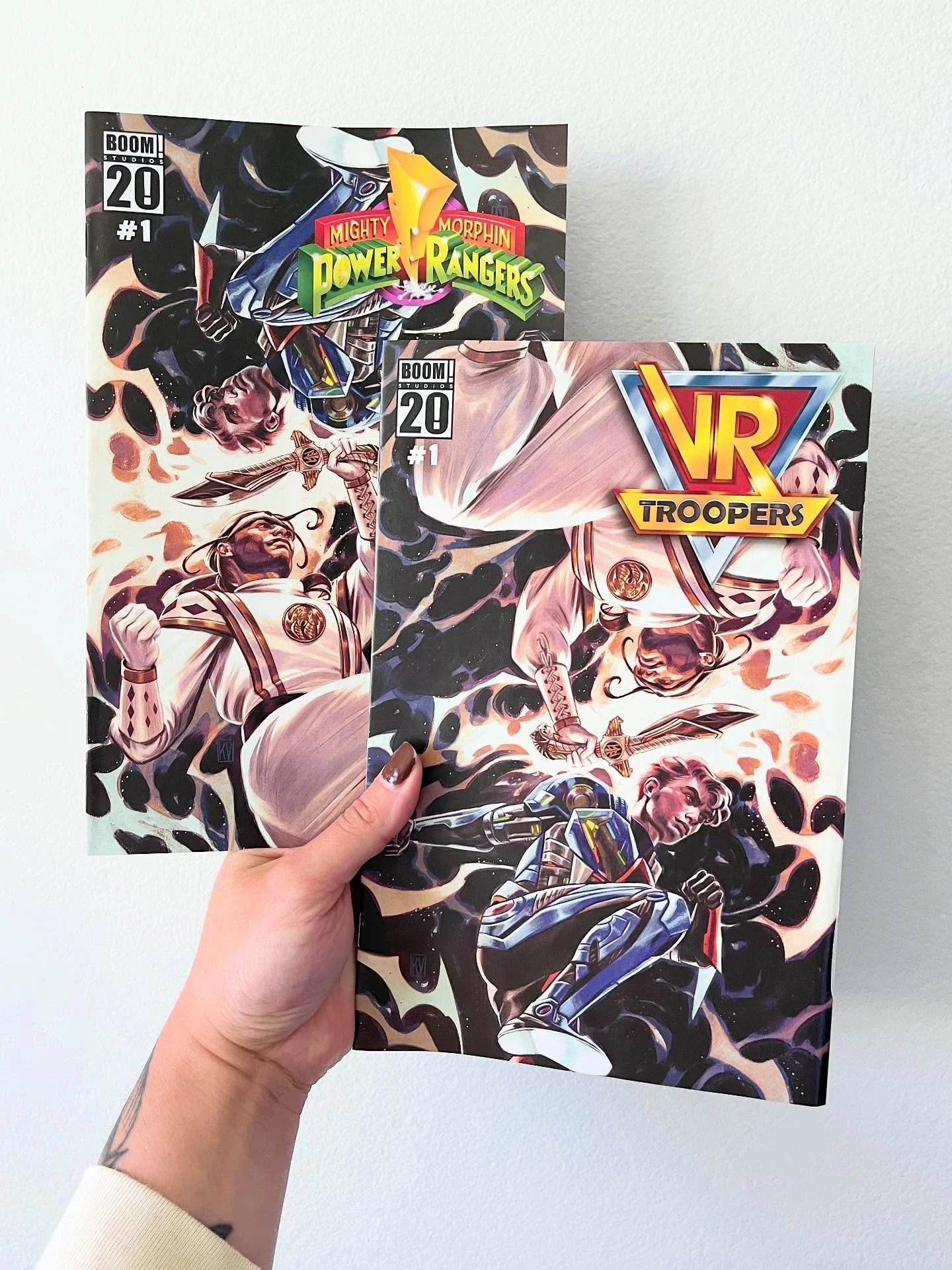 ⚡️OUT NEXT WEEK! My VR Troopers flip book cover is out on the 27th⚡️had a lot of fun with this one 🙌 

#powerrangers #vrtroopers #whiteranger #greenranger #comicart #illustration #digitalart