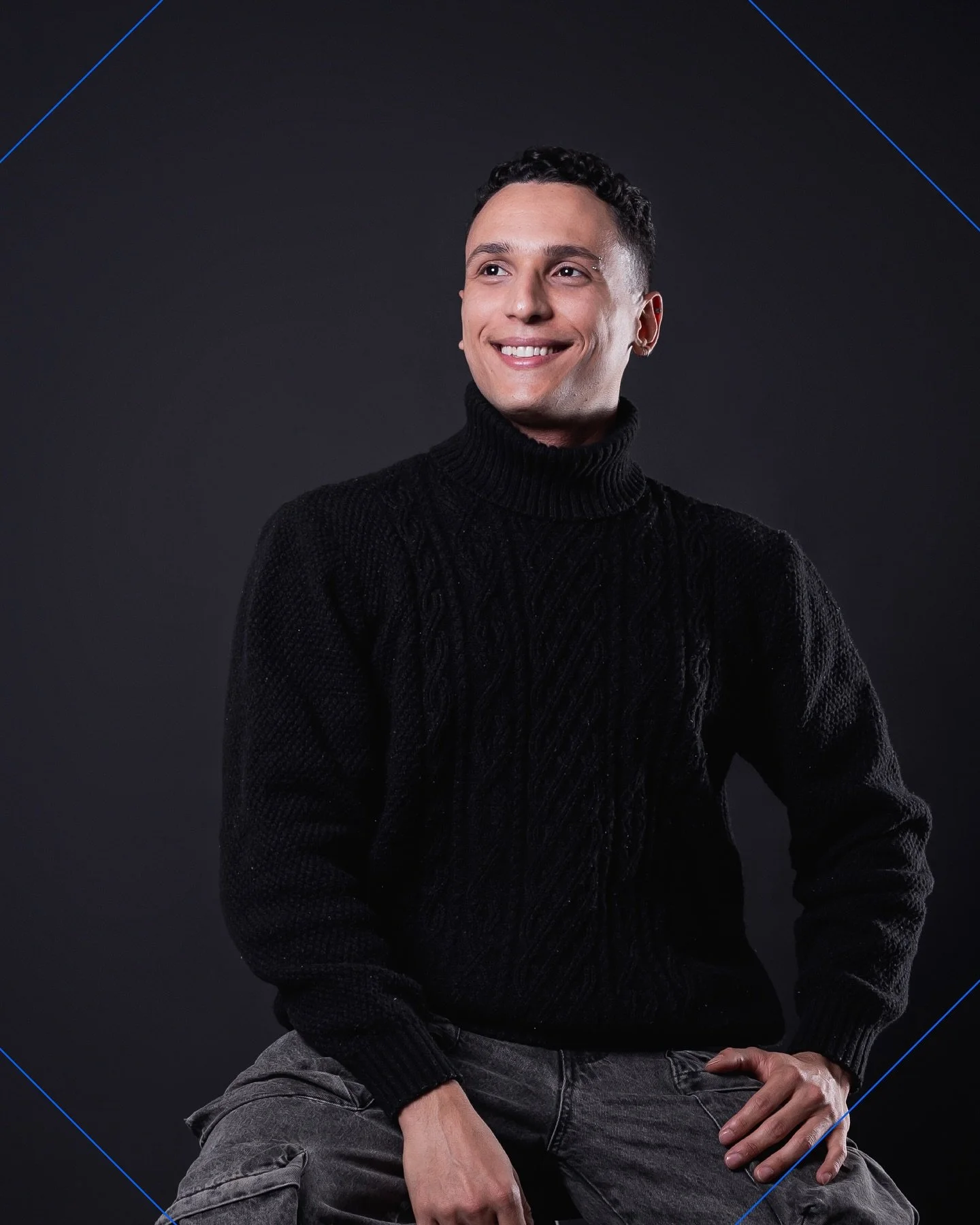 Sou Valmir Neves Fot&oacute;grafo e apresento-lhes a minha marca. 

Comecei a fotografar aos 16 anos, de forma amadora, paisagens urbanas da minha cidade. O exerc&iacute;cio de observar a vida acontecendo me fez enxergar que absolutamente tudo tem o 