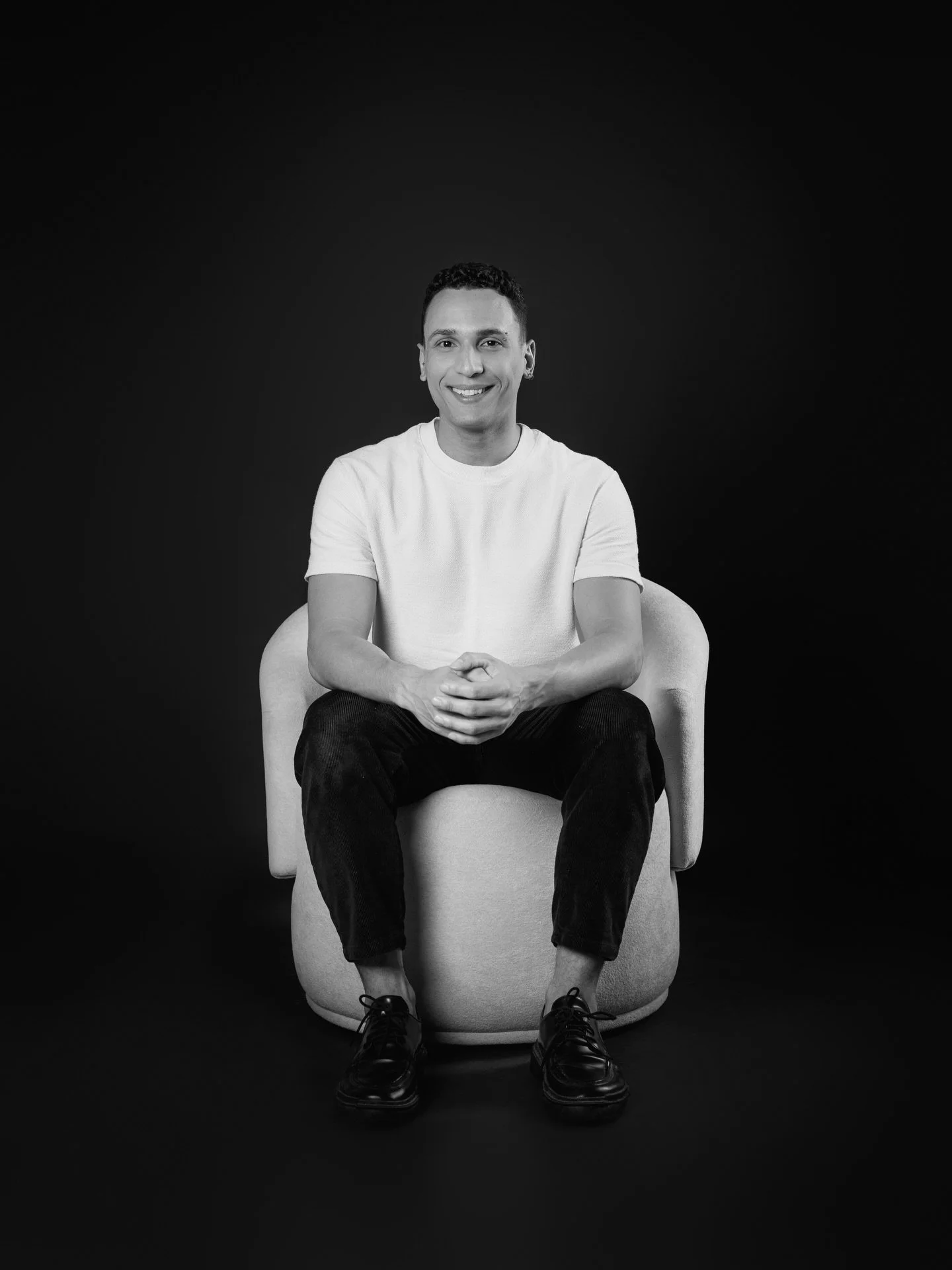 Dia do fot&oacute;grafo. 

Antes de ser fot&oacute;grafo, eu fui um ouvinte atento. A fotografia me ensinou que precisamos primeiro ouvir para ent&atilde;o enxergamos, porque por tr&aacute;s das imagens est&atilde;o hist&oacute;rias, que s&atilde;o p