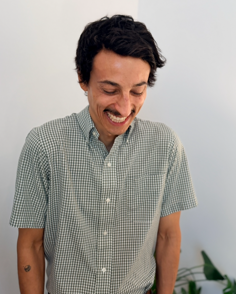 Male therapist in Chicago for anxiety and ADHD with a collaborative, curious, and direct approach who takes Blue Cross Blue Shield.