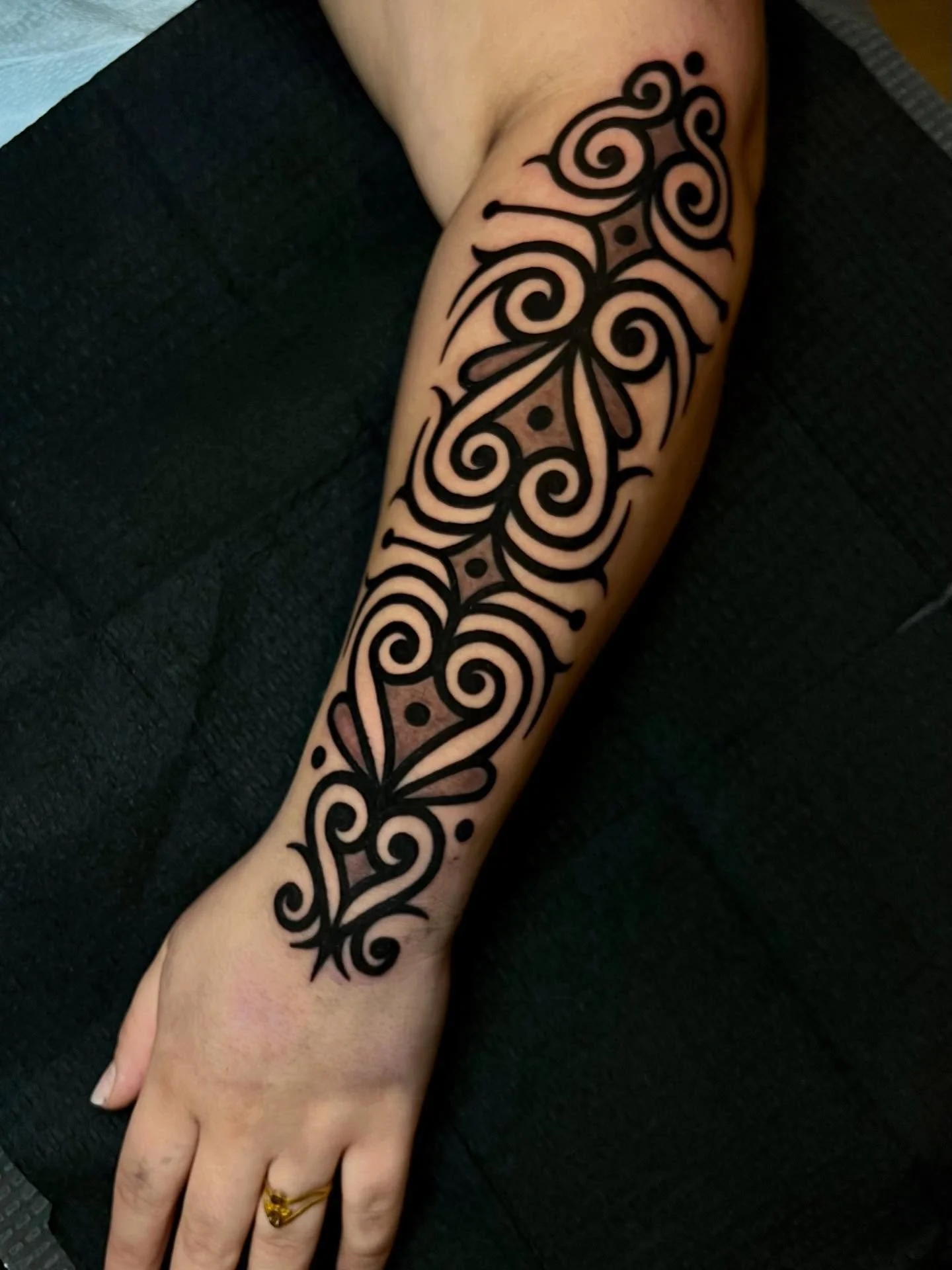 one shot forearm for my very cool client. thank you so much!! last slide is a healed chest piece from almost two years ago :) 

this was so satisfying to make, i&rsquo;d love to do more like this.

email or form in bio for booking 2026