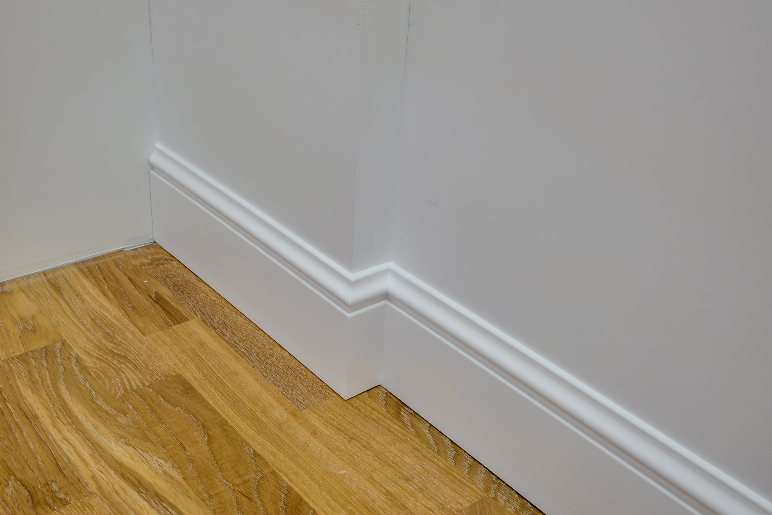 vecteezy_detail-of-corner-flooring-with-intricate-crown-molding-and_13442048 (1).jpg