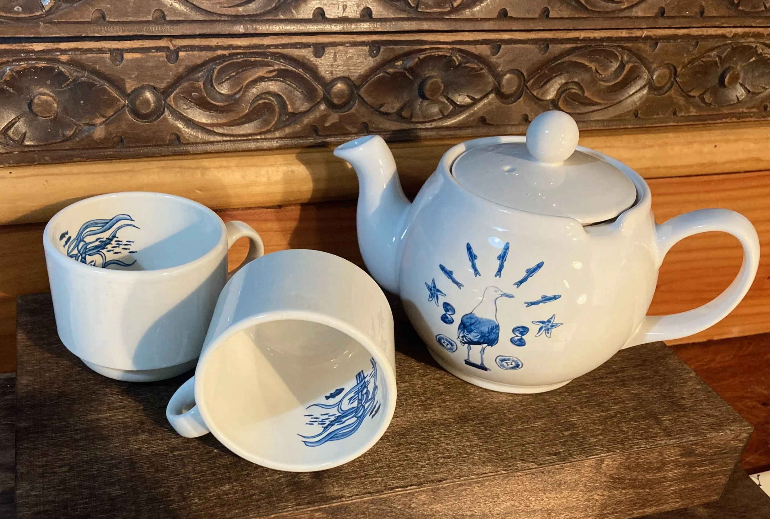 Small Sea Gull tea pot, 2 stackable Bullwhip Kelp mugs