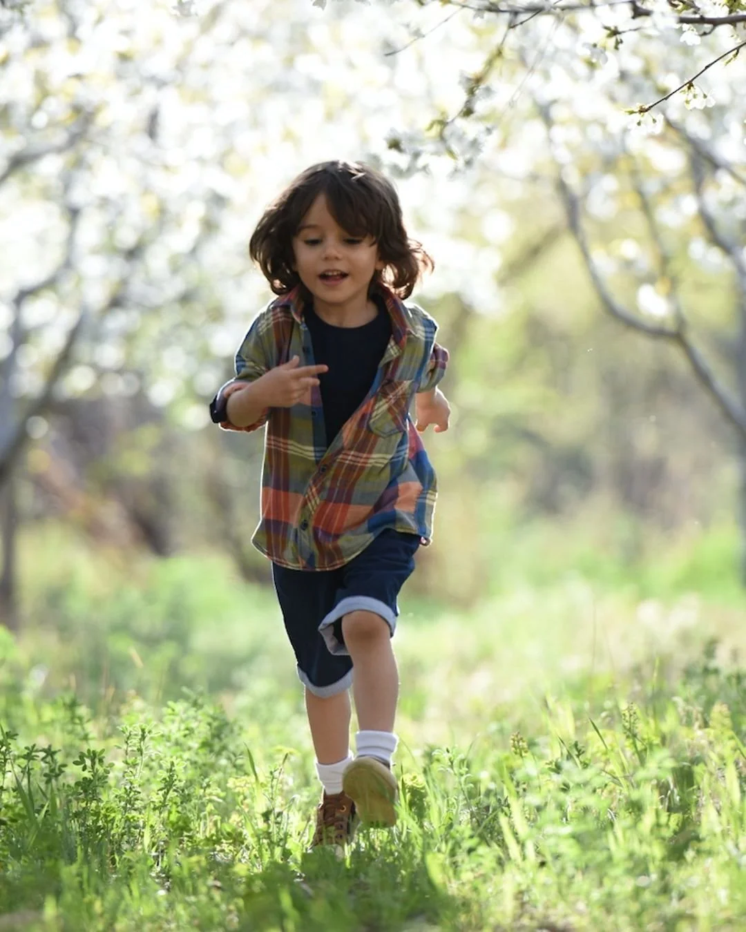 What if you stopped worrying about who your child will become and started marveling at who they are right now? 🌱

This piece from @growinggreatfamilies hit us right in the heart. 💙 

It's about shifting from 'carpenter parenting' (trying to mold yo