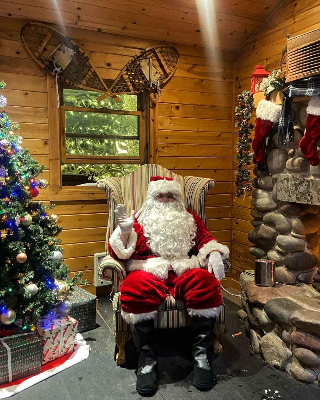 🚨 Santa visits the Square until Christmas Eve

Children can share their Christmas wishes to Santa, receive a handmade cookie from Jedediah&rsquo;s Catering, a classic candy cane, and enjoy a cup of complimentary hot cocoa. 

Thanks @jhchamber 🎅 

.