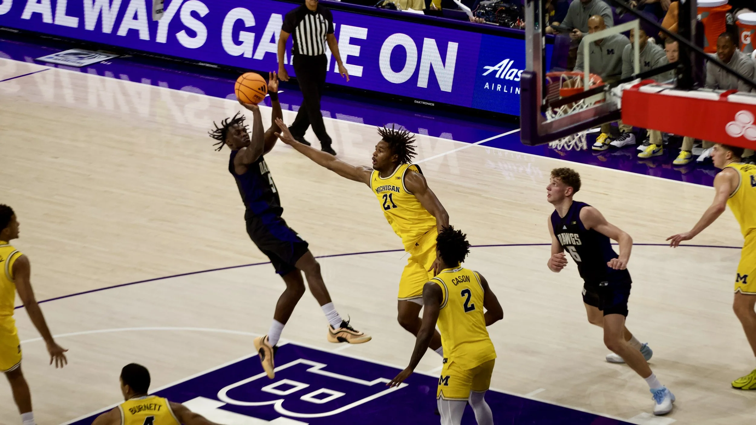 No. 4 Michigan Holds Off the Slow-Starting Washington Huskies, 82-72