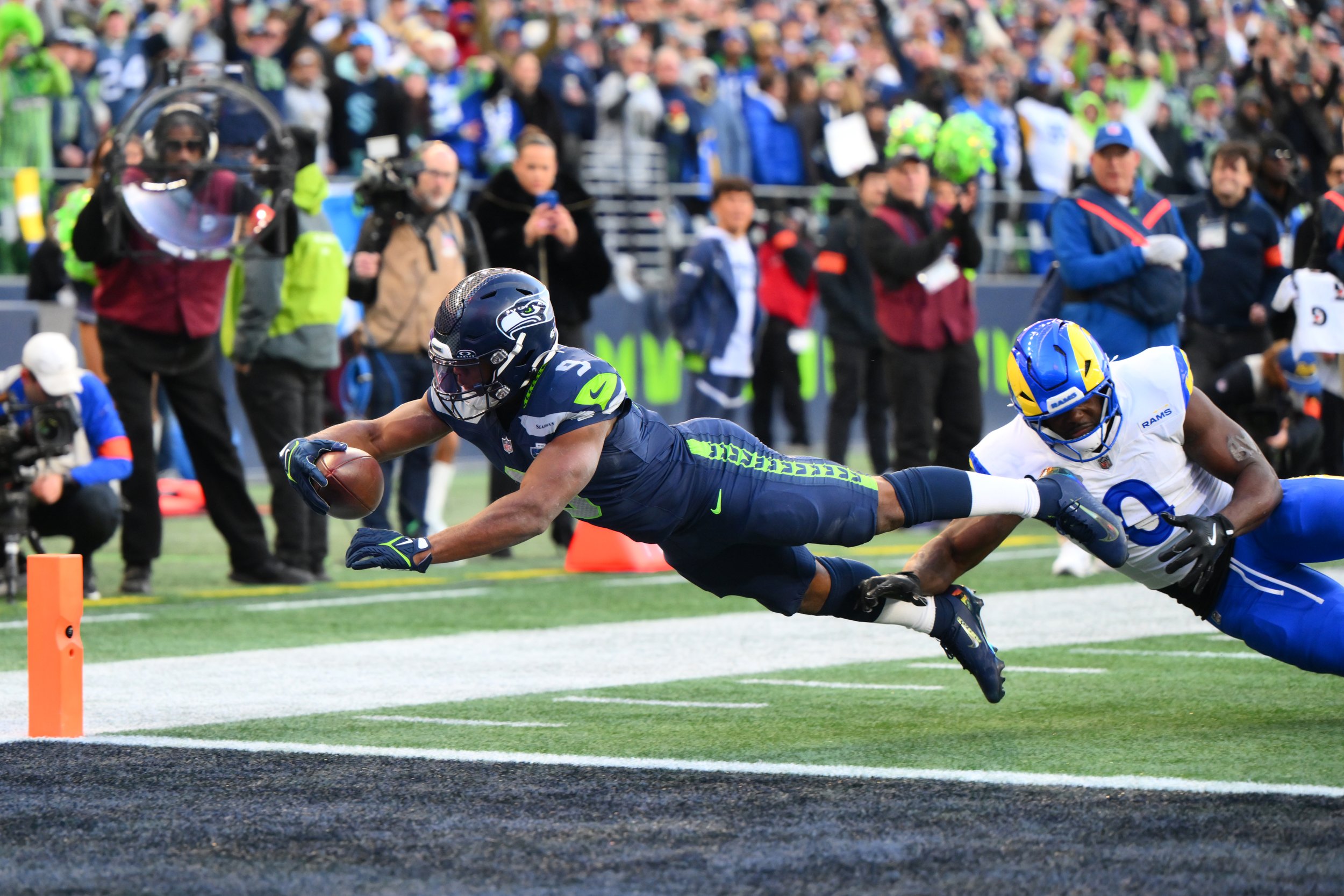 Halftime Observations: Explosive Plays Lead Seahawks to 17-13 Lead in Thrilling NFC Title Game