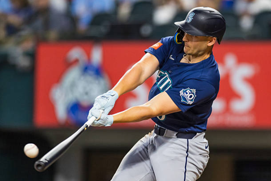 Canzone Clinches Comeback in Texas, Keeps Mariners Season Alive