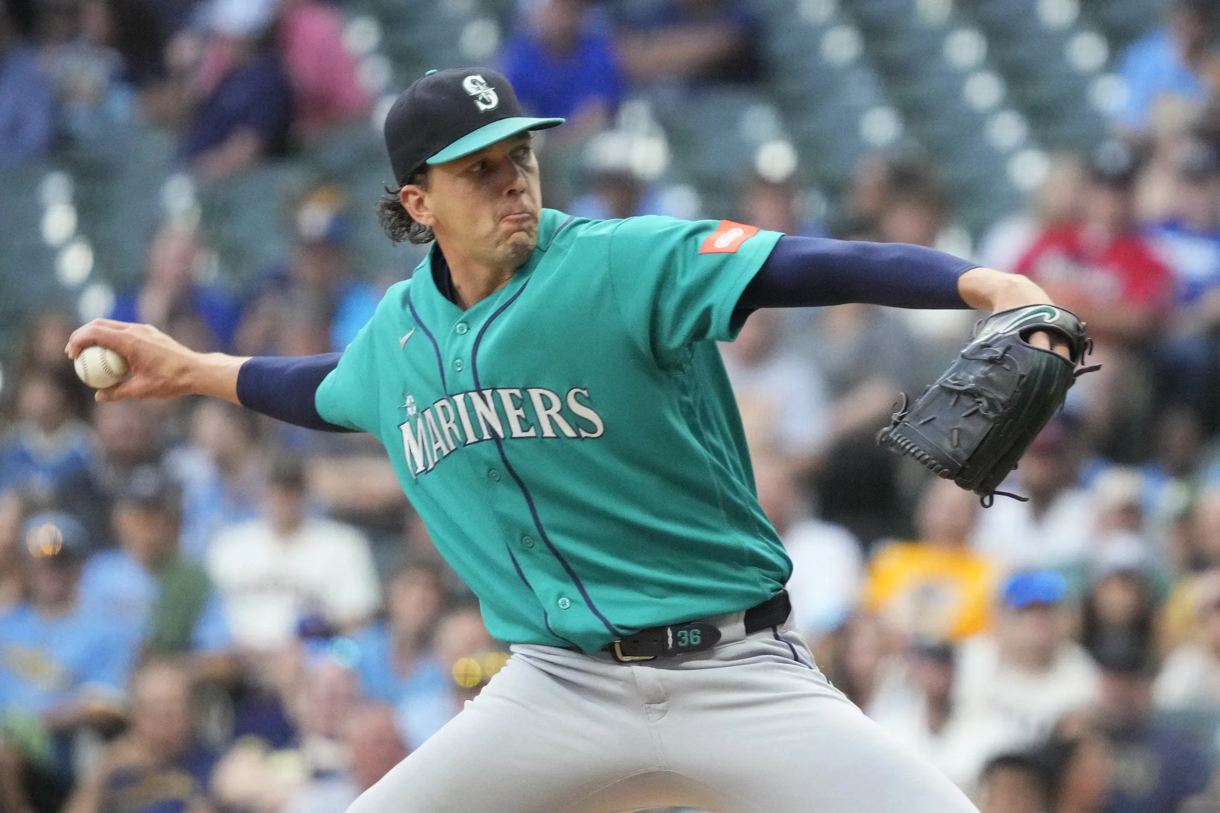 Mariners Survive Brewers, Gain Ground in Wild Card Race