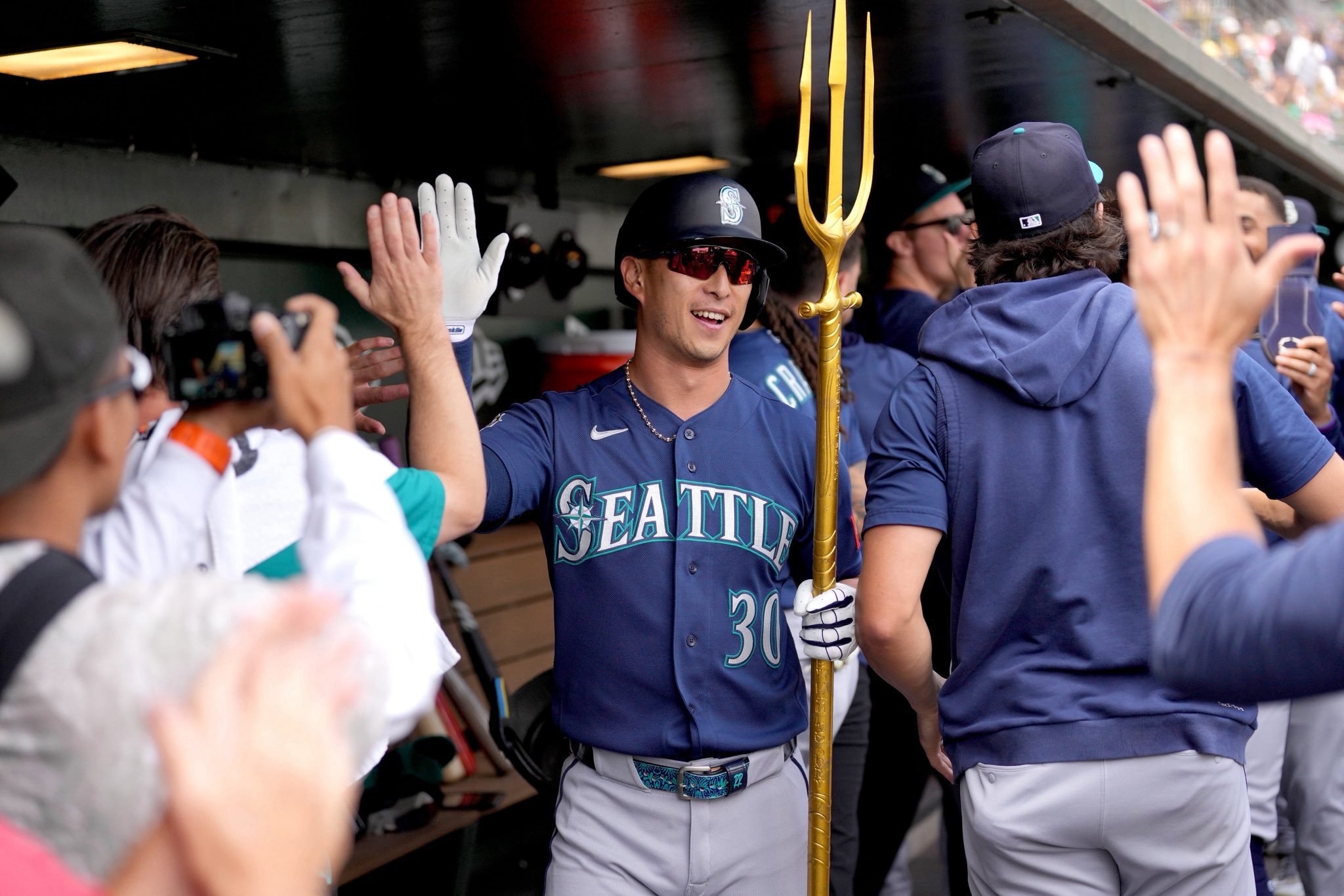 M’s Complete 22-4 Sweep of A’s with 9-1 Blowout, Take First Place in AL West