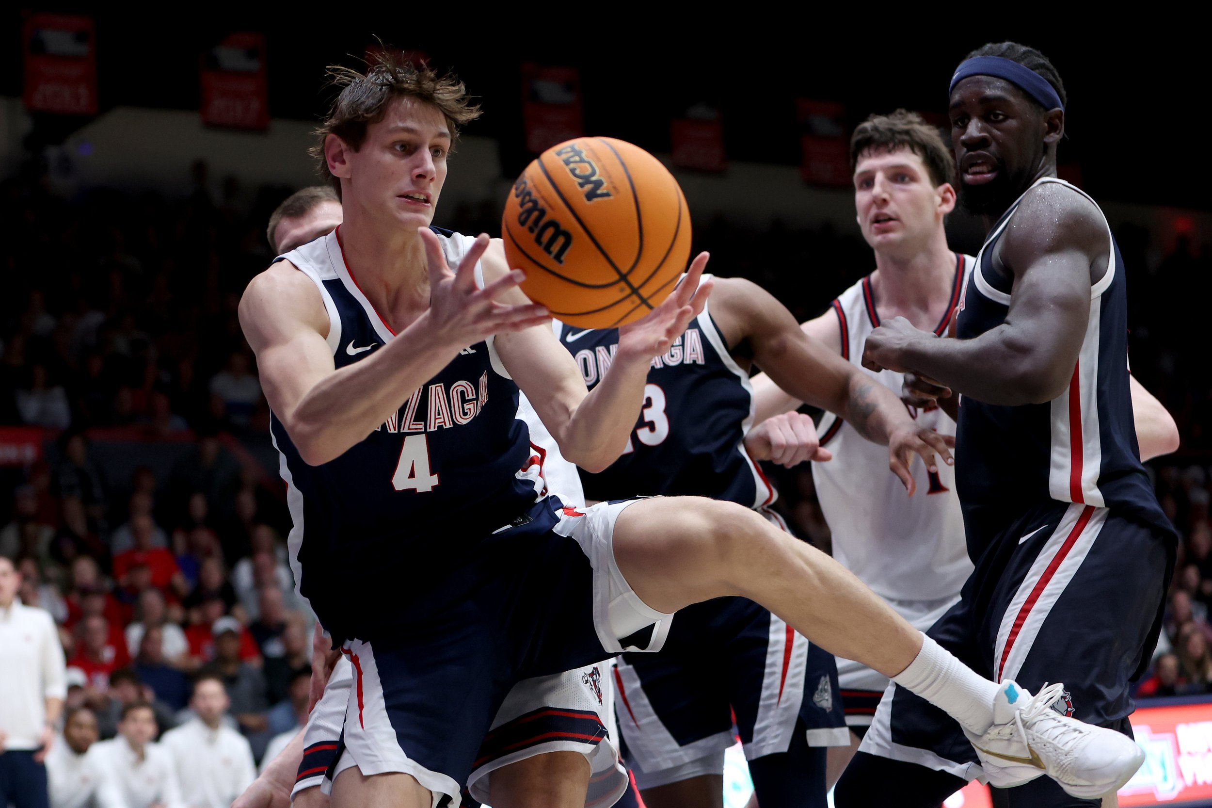 Saint Mary's Erupts in Second Half, Defeats No. 9 Gonzaga 70-59