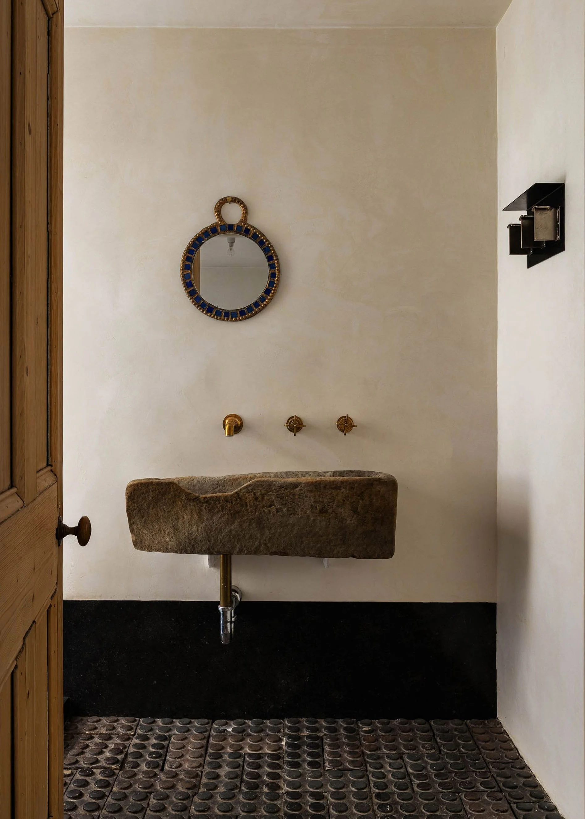 Gloria-Kilbourne-Photography-Interior-Design-Bathroom-Stone-Sink.jpg