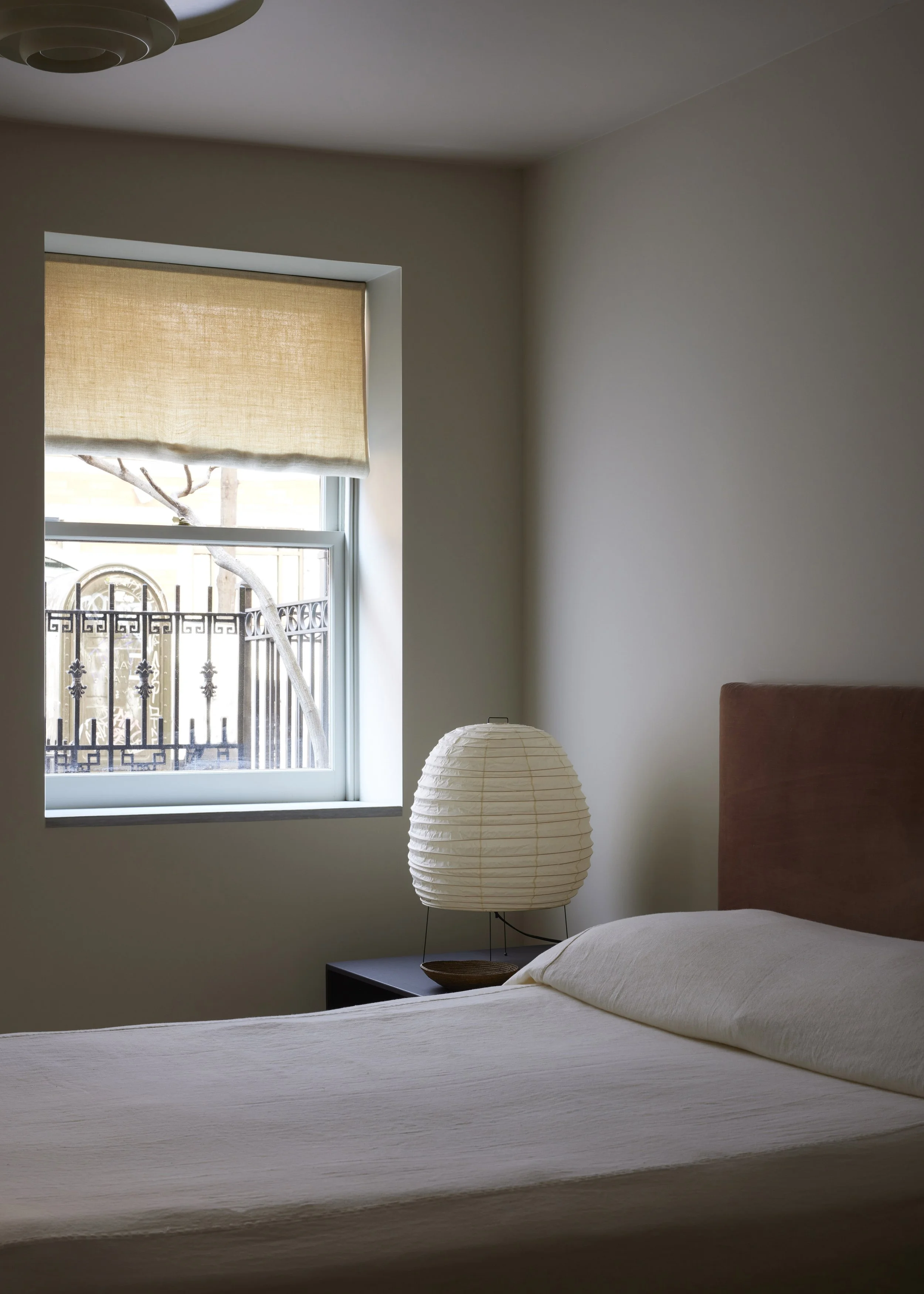 Gloria-Kilbourne-Photography-Bedroom-Window-Noguchi-Lamp.jpg