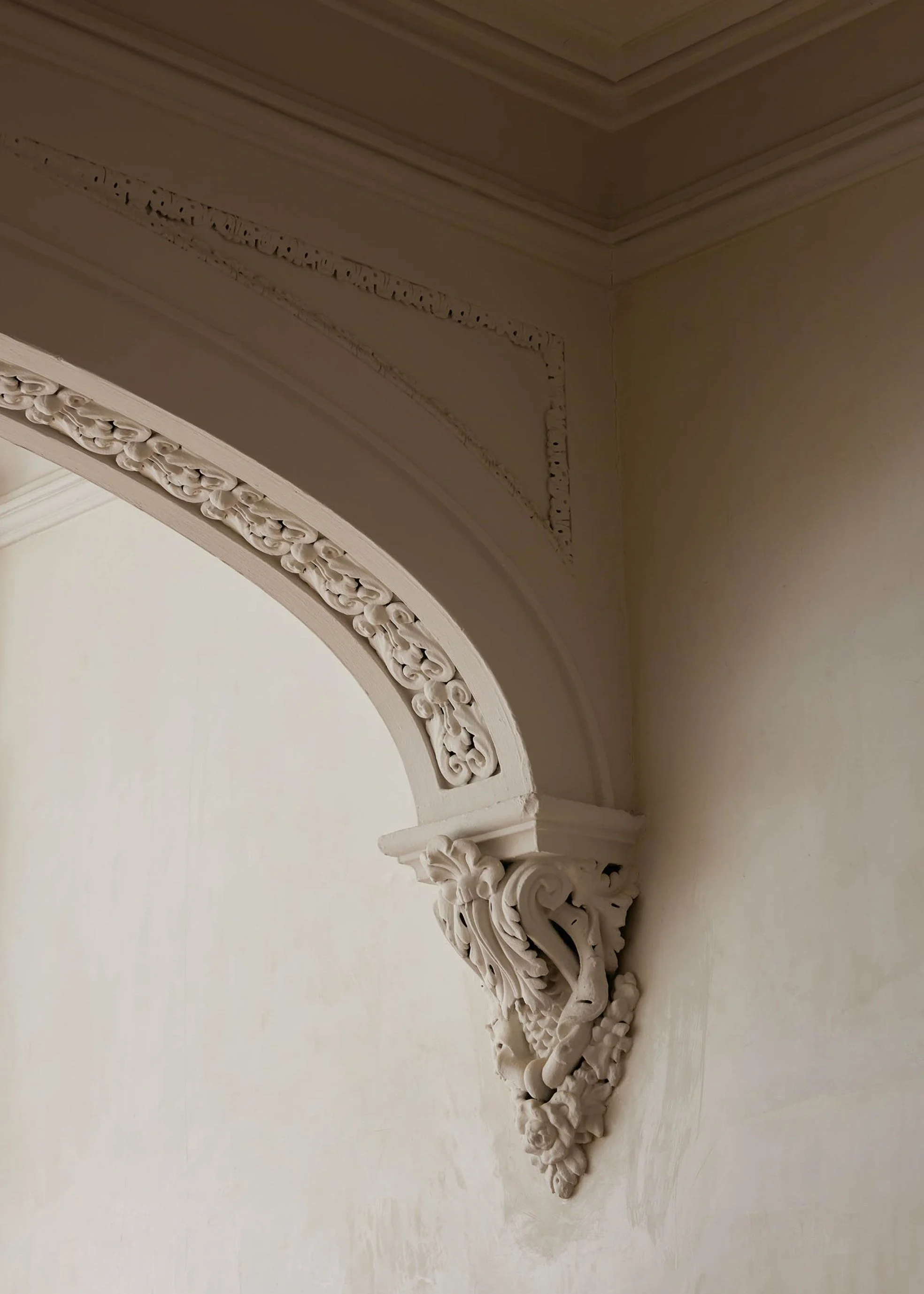 Gloria-Kilbourne-Photography-Interior-Design-Ceiling-Arch-Molding.jpg