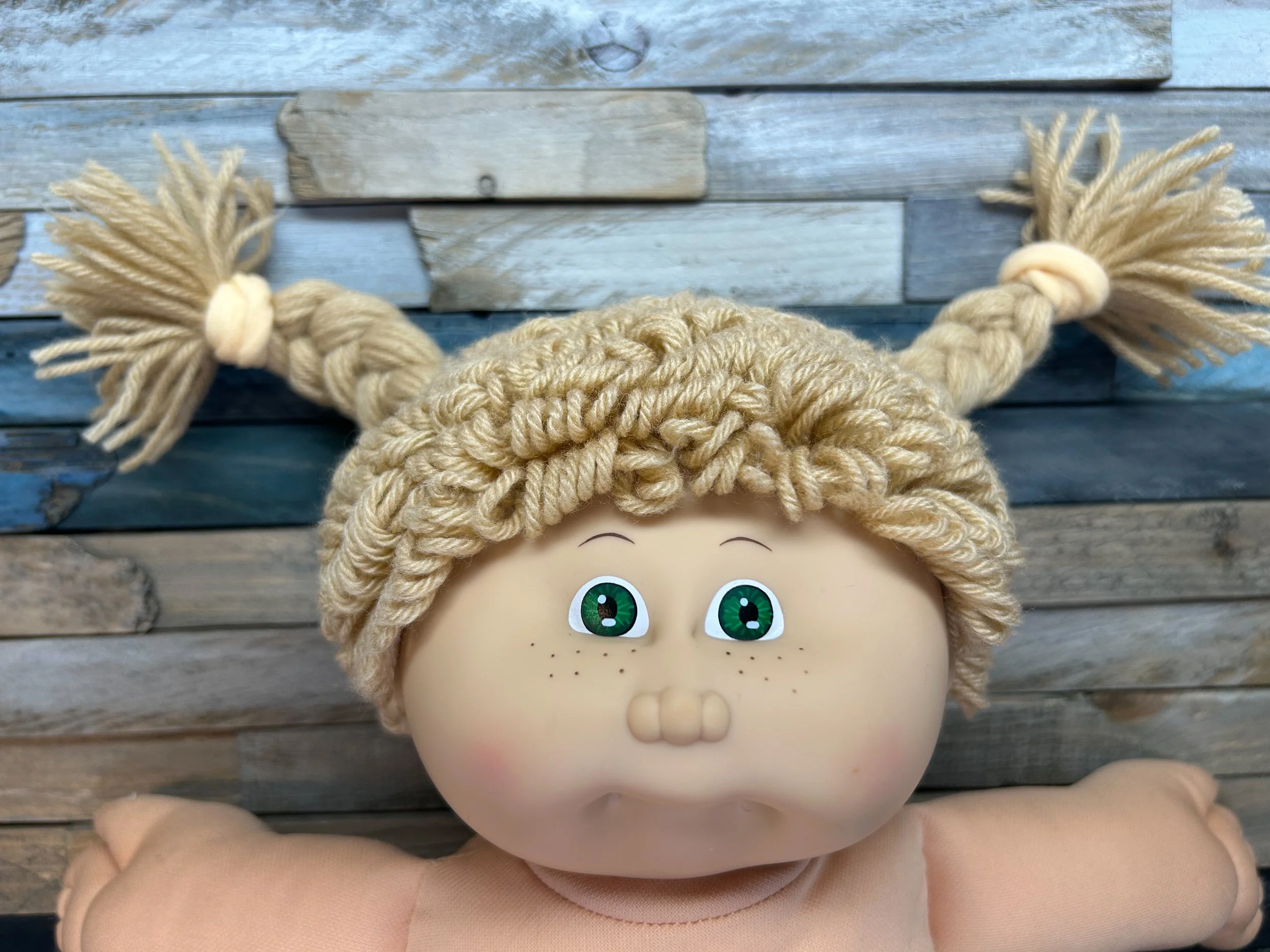 Wheat hair & green eyes