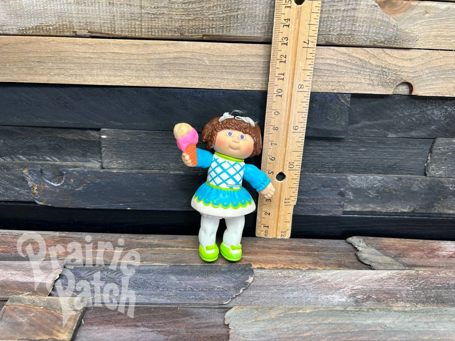 Figurine with ice cream