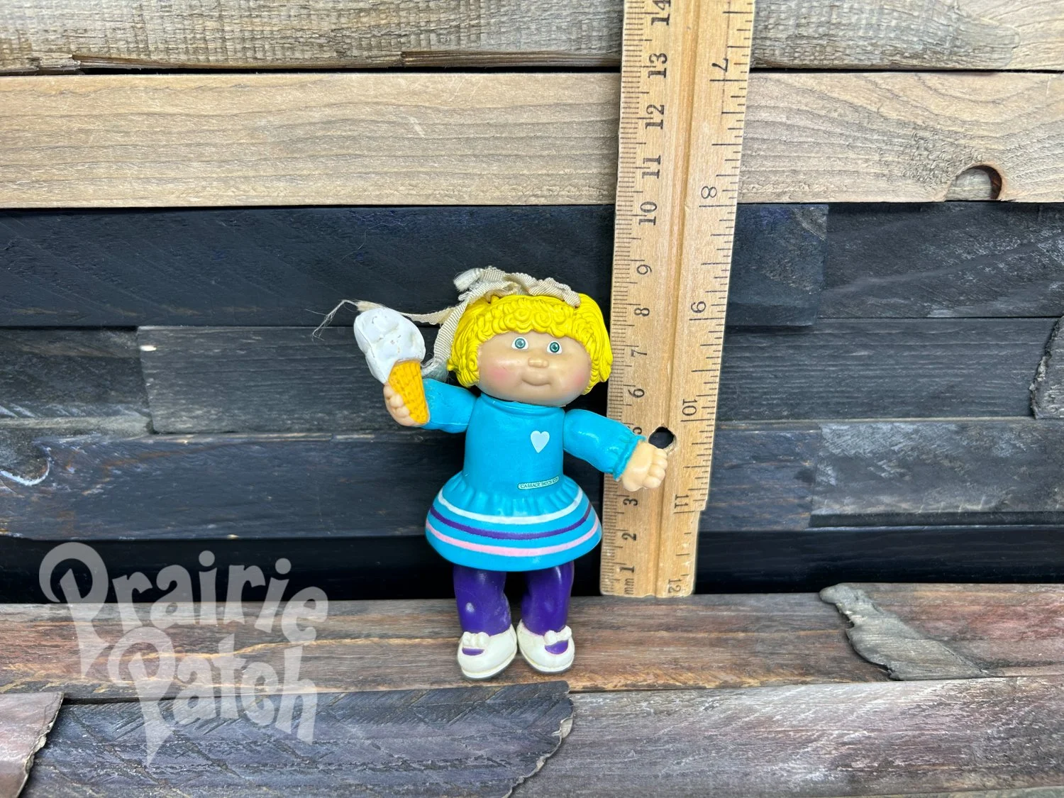 Figurine with ice cream
