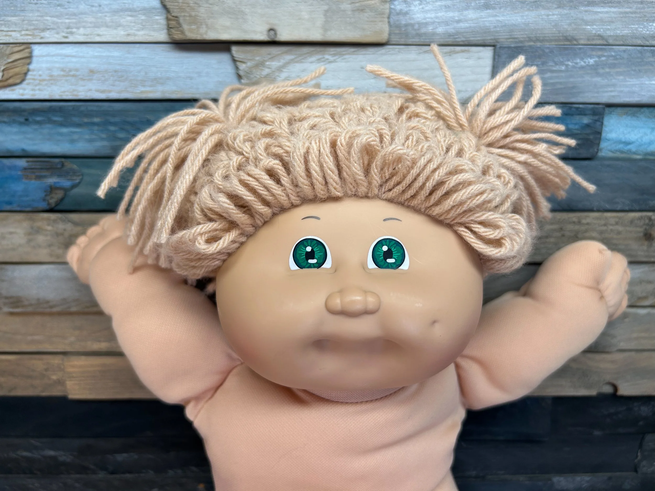 Wheat hair & green eyes