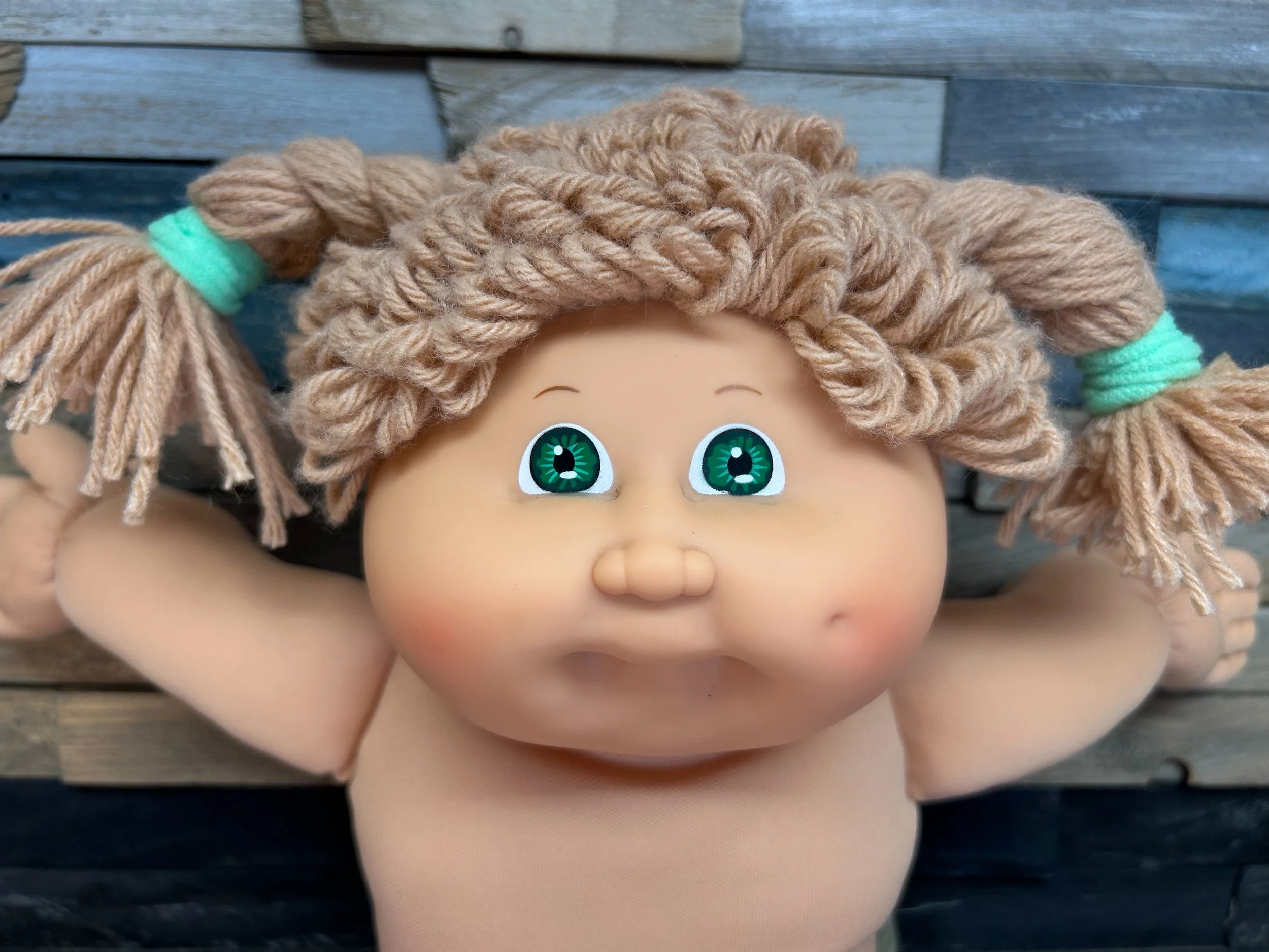 Wheat hair & green eyes