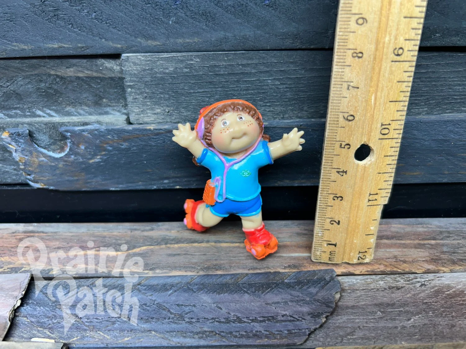 Rollerskating figurine