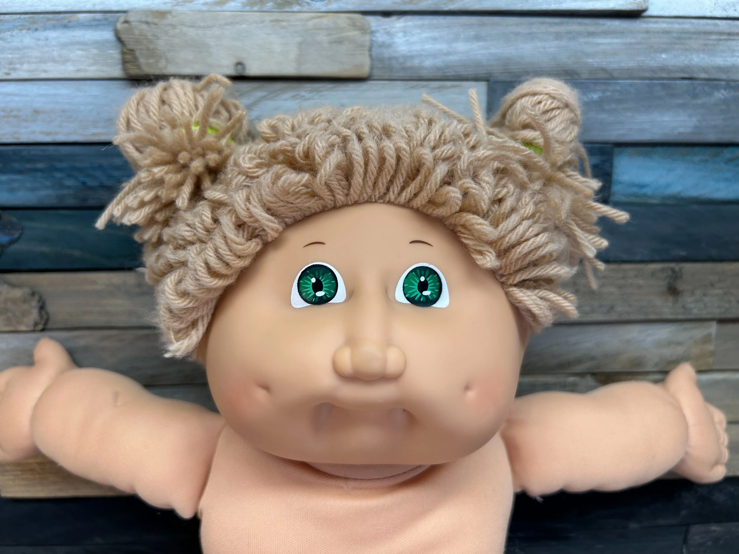 Wheat hair & green eyes