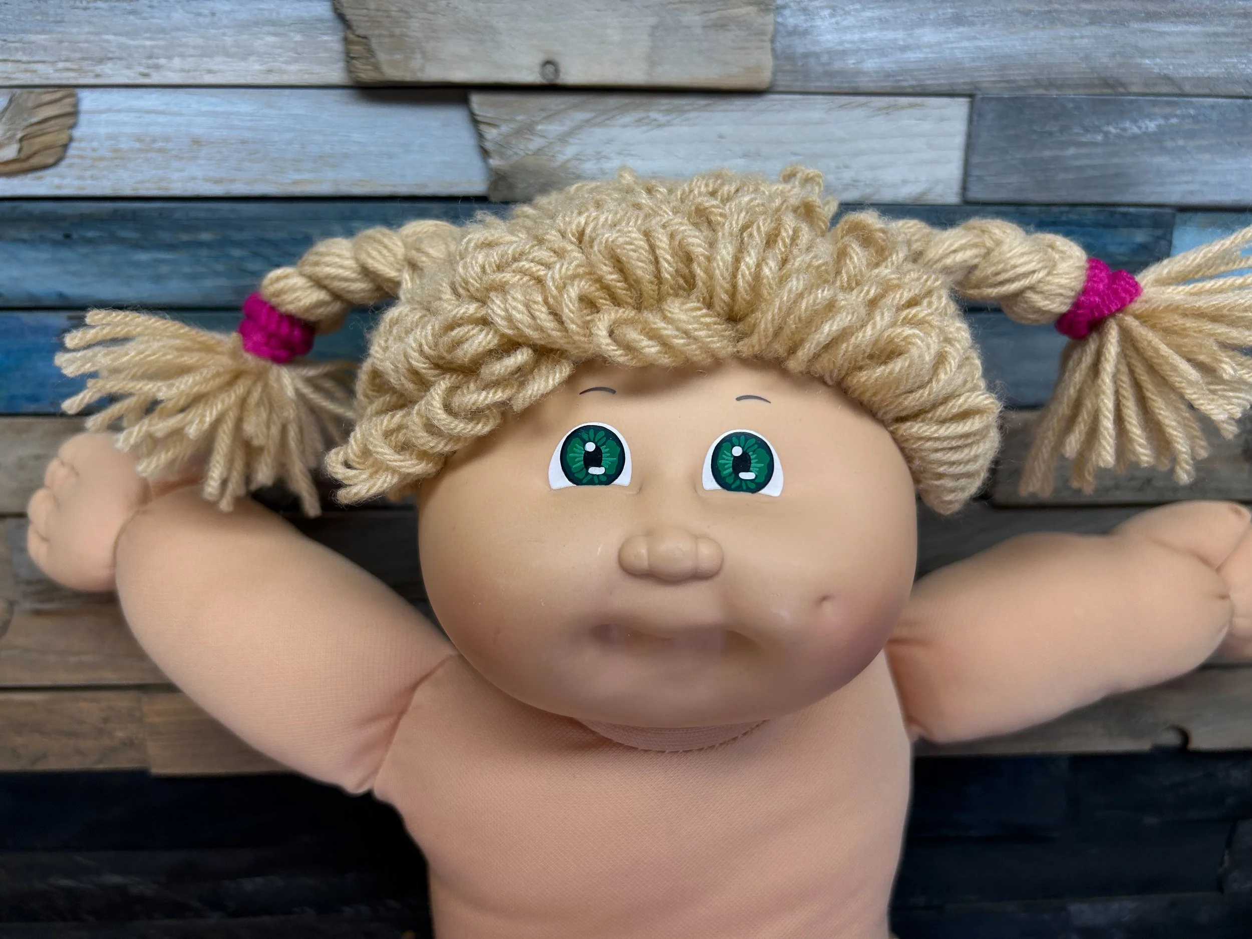 Wheat hair & green eyes